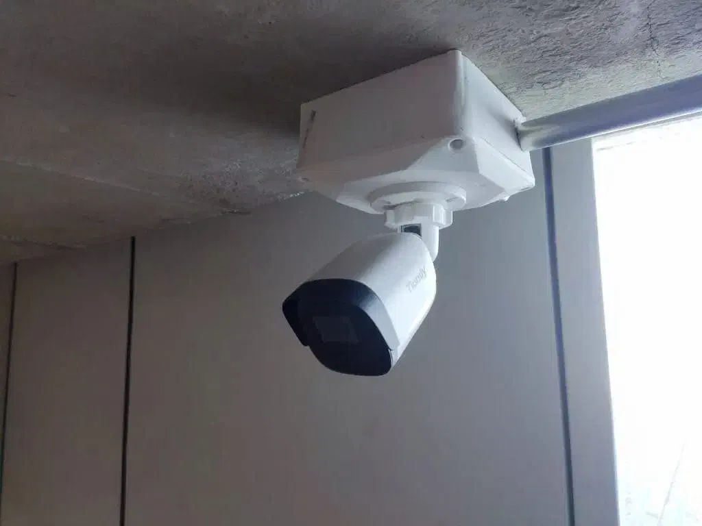 نصب دوربین مداربسته و انجام خدمات شبکه داخلی|خدمات پیشه و مهارت|مشهد, کوه سنگی|دیوار