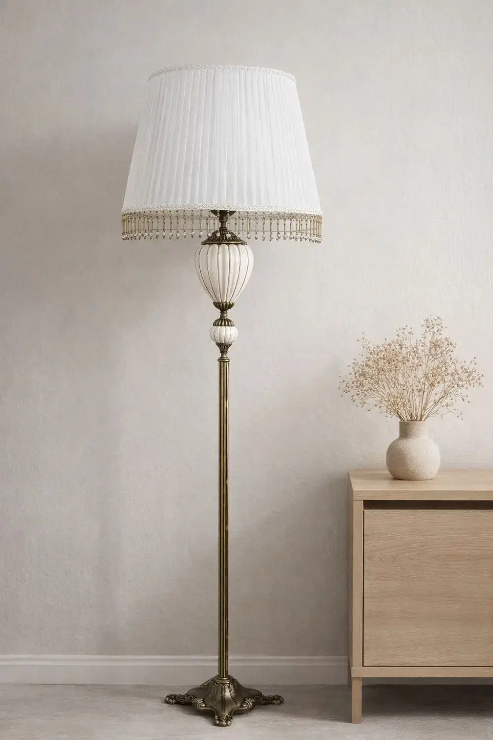 کنارسالنی|چراغ خواب و آباژور|تهران, خاک سفید|دیوار