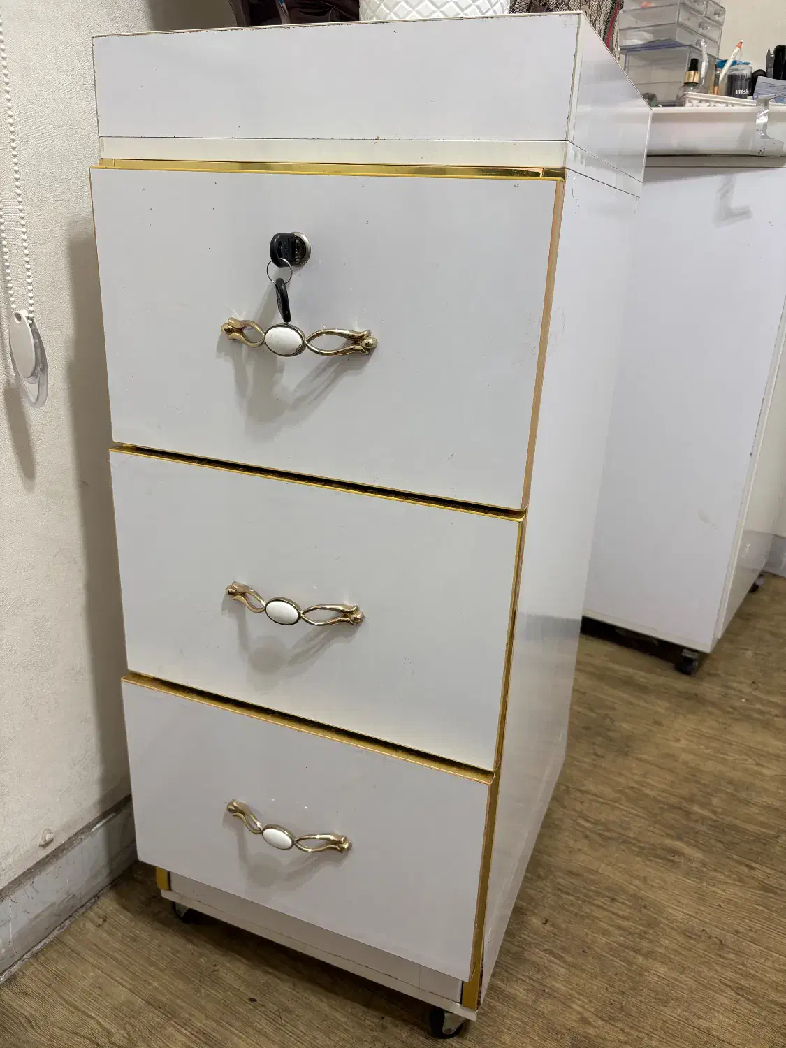 فروش تجهیزات سالن زیبایی بدلیل جابجایی در گلسار|آرایشگاه و سالنهای زیبایی|رشت, دیلمان|دیوار