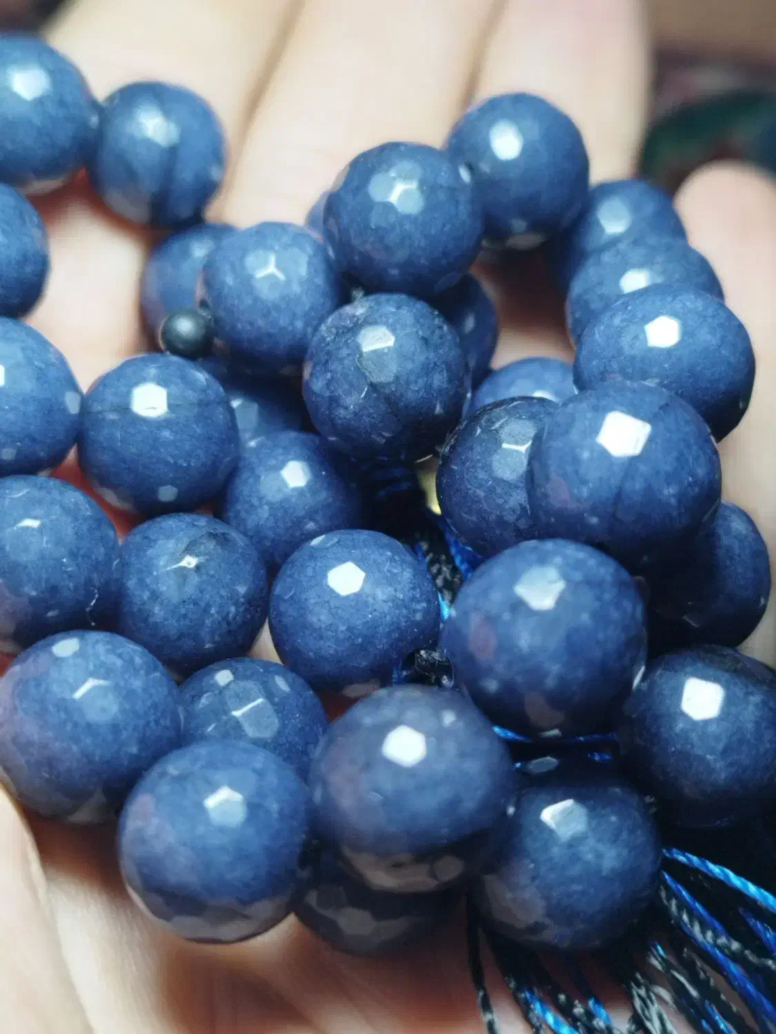 تسبیح یاقوت کبود تراش خورده|جواهرات|قدس, شهر‌قدس|دیوار