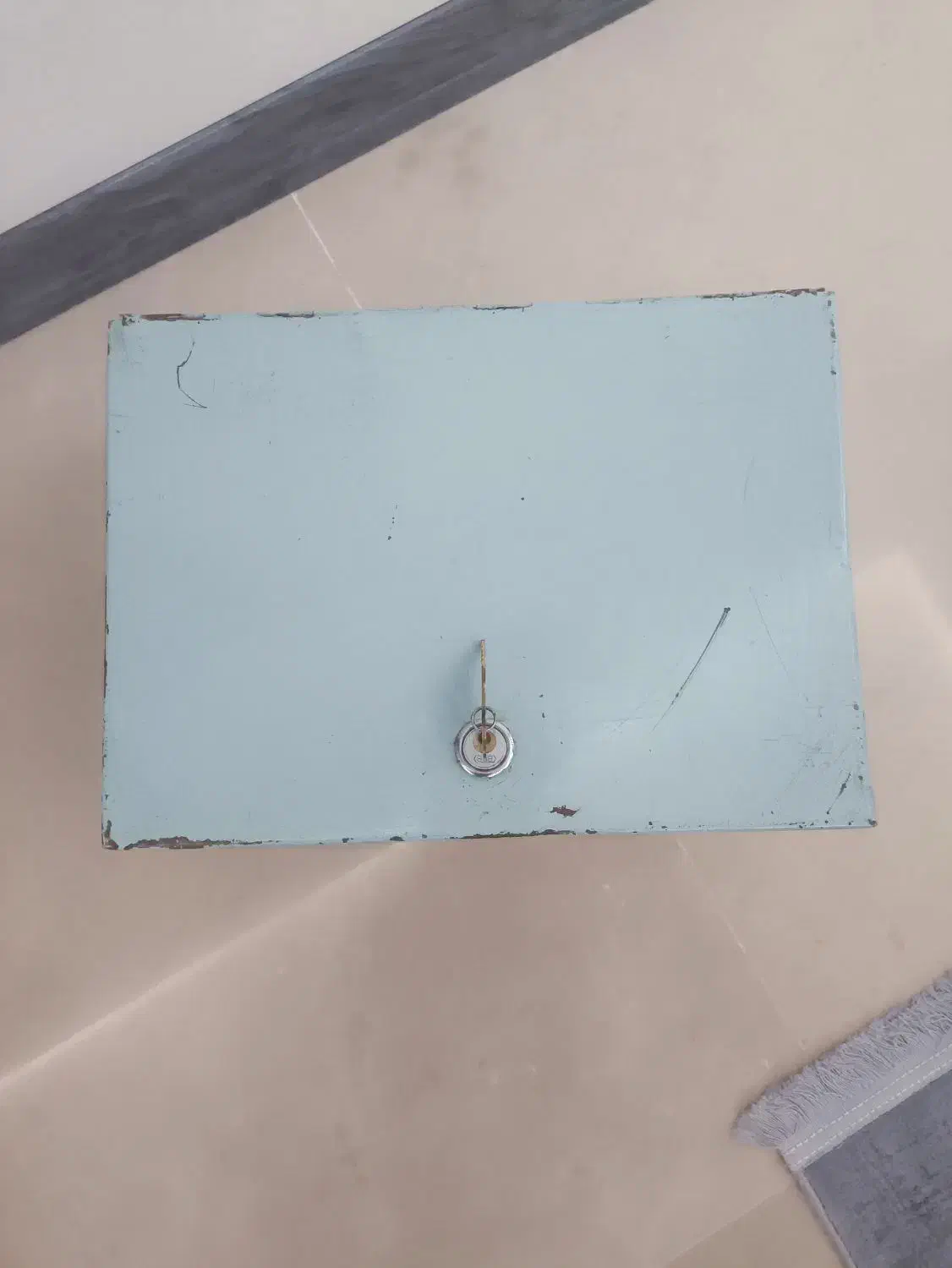 صندوقچه آهنی قدیمی قفل دار|کلکسیون اشیاء عتیقه|تهران, زرکش|دیوار