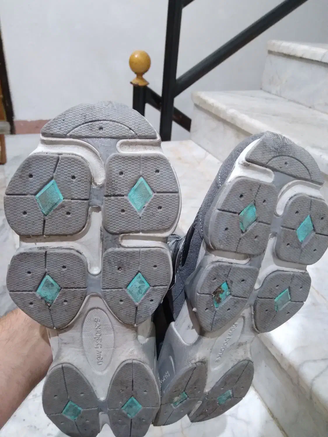 کتونی|کیف، کفش، کمربند|رشت, فلسطین|دیوار