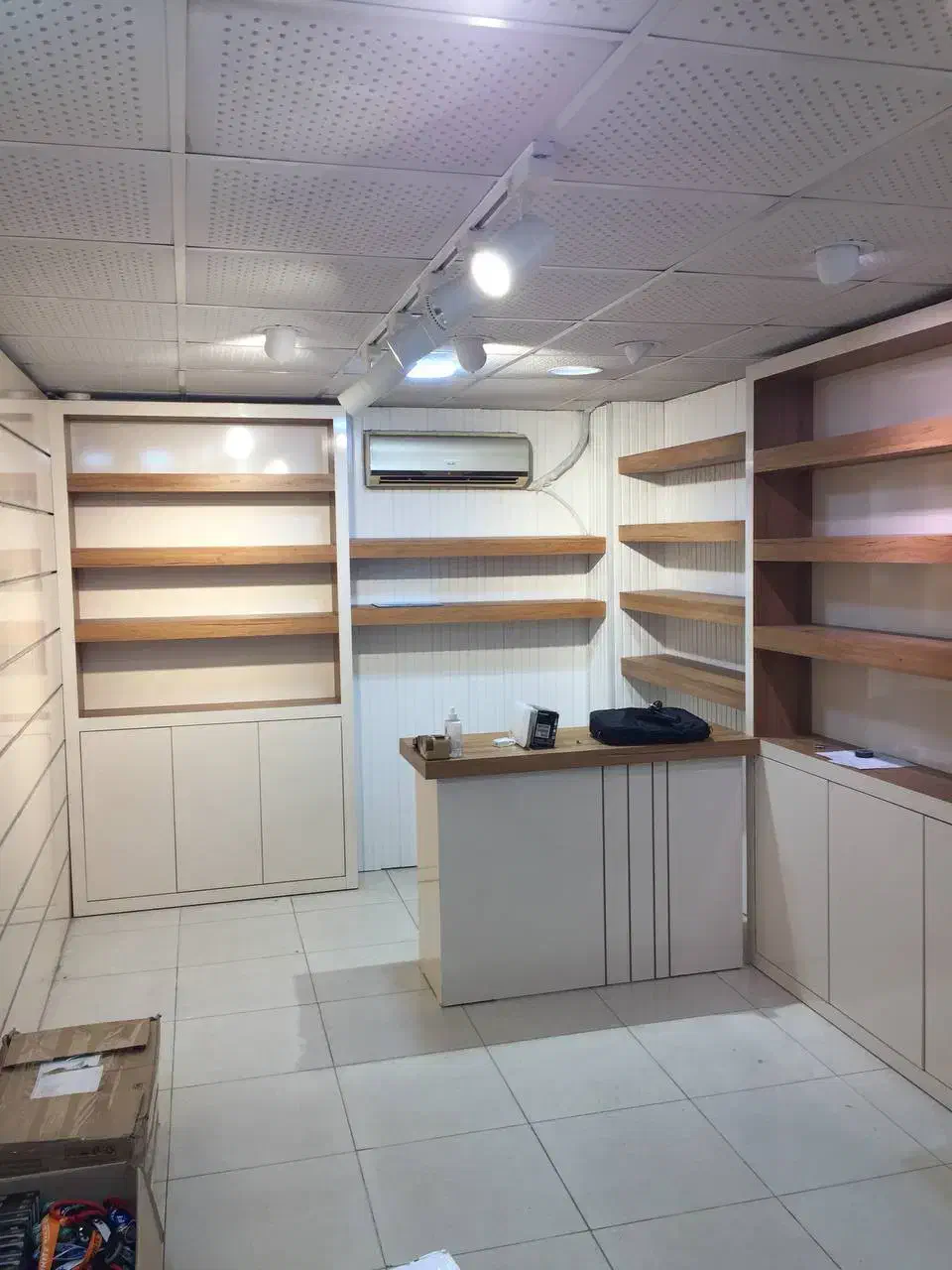 فروش دکور مغازه موبایل فروشی با بهترین کیفیت چوب|فروشگاه و مغازه|رشت, علی آباد|دیوار