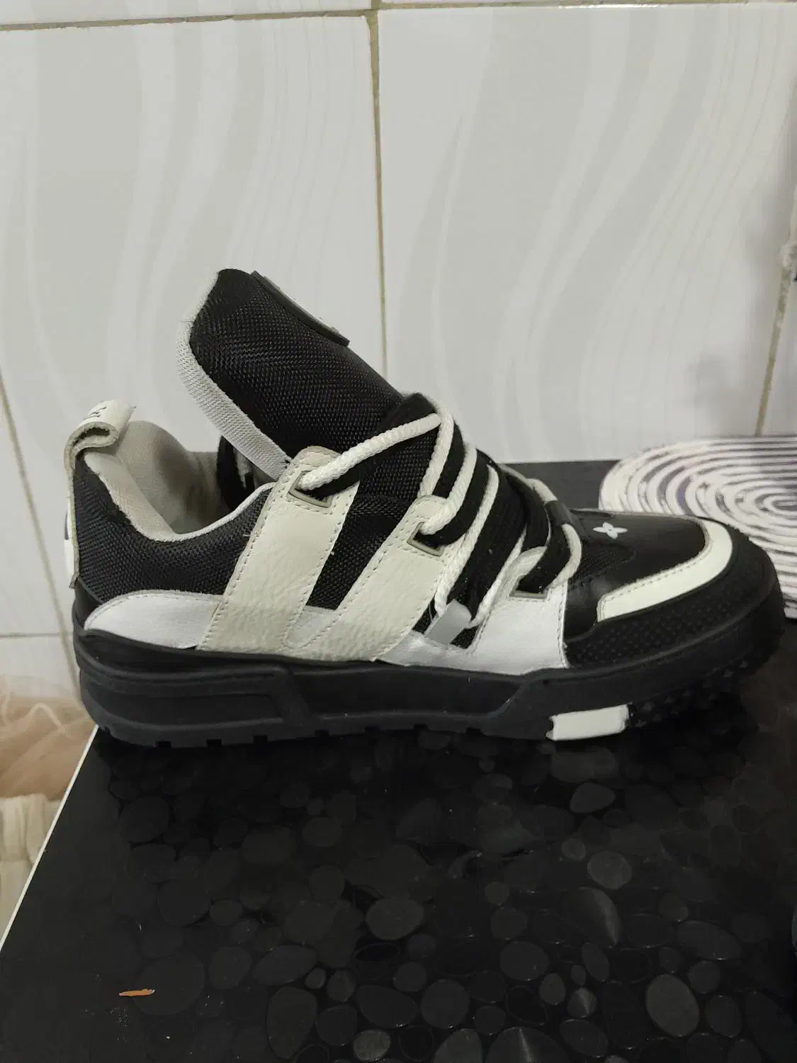 کتونی لویی ویتون سایز۴۲|کیف، کفش، کمربند|ری, سرتخت|دیوار