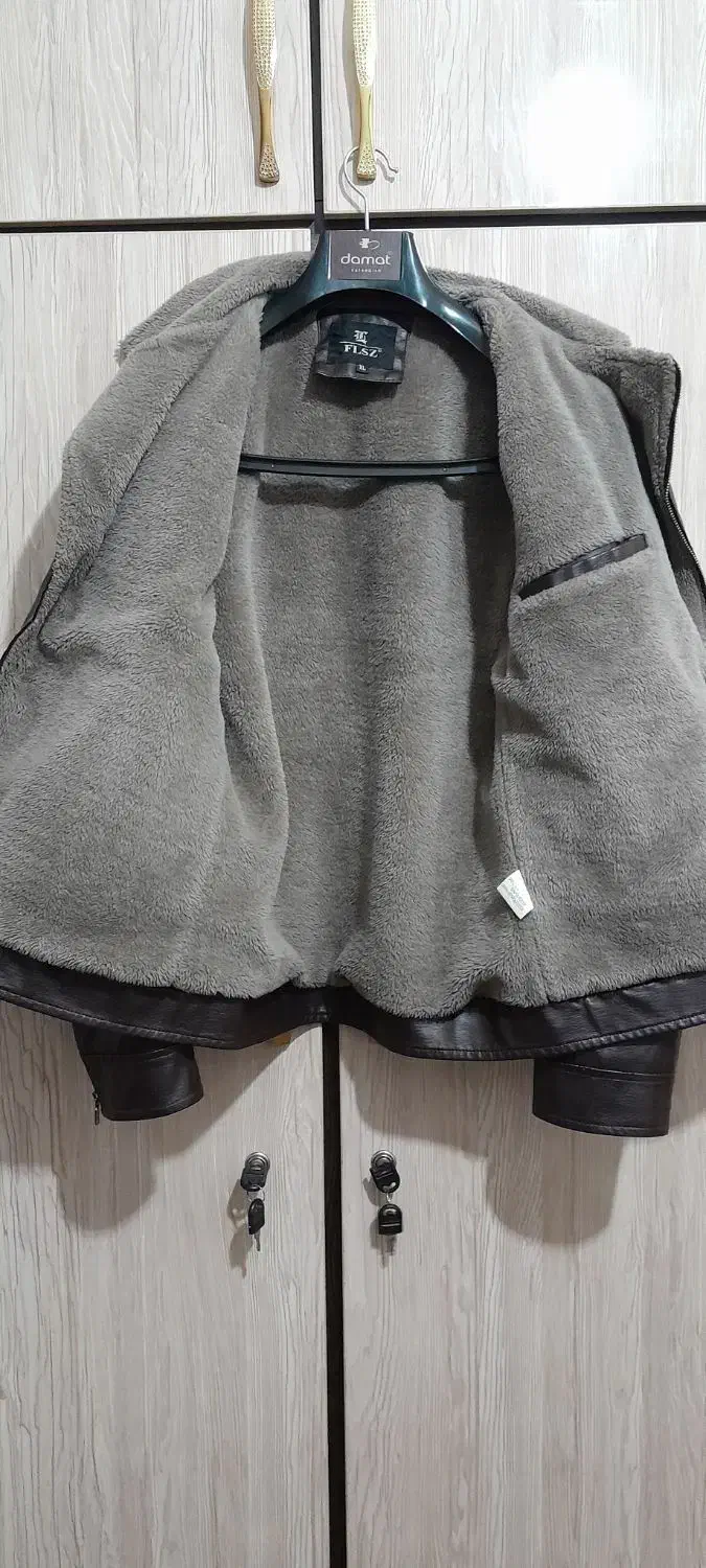 کاپشن|لباس|شادگان, |دیوار