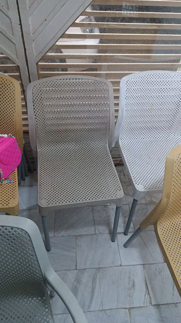 صندلی پلاستیکی|صندلی و نیمکت|قم, قلعه کامکار|دیوار