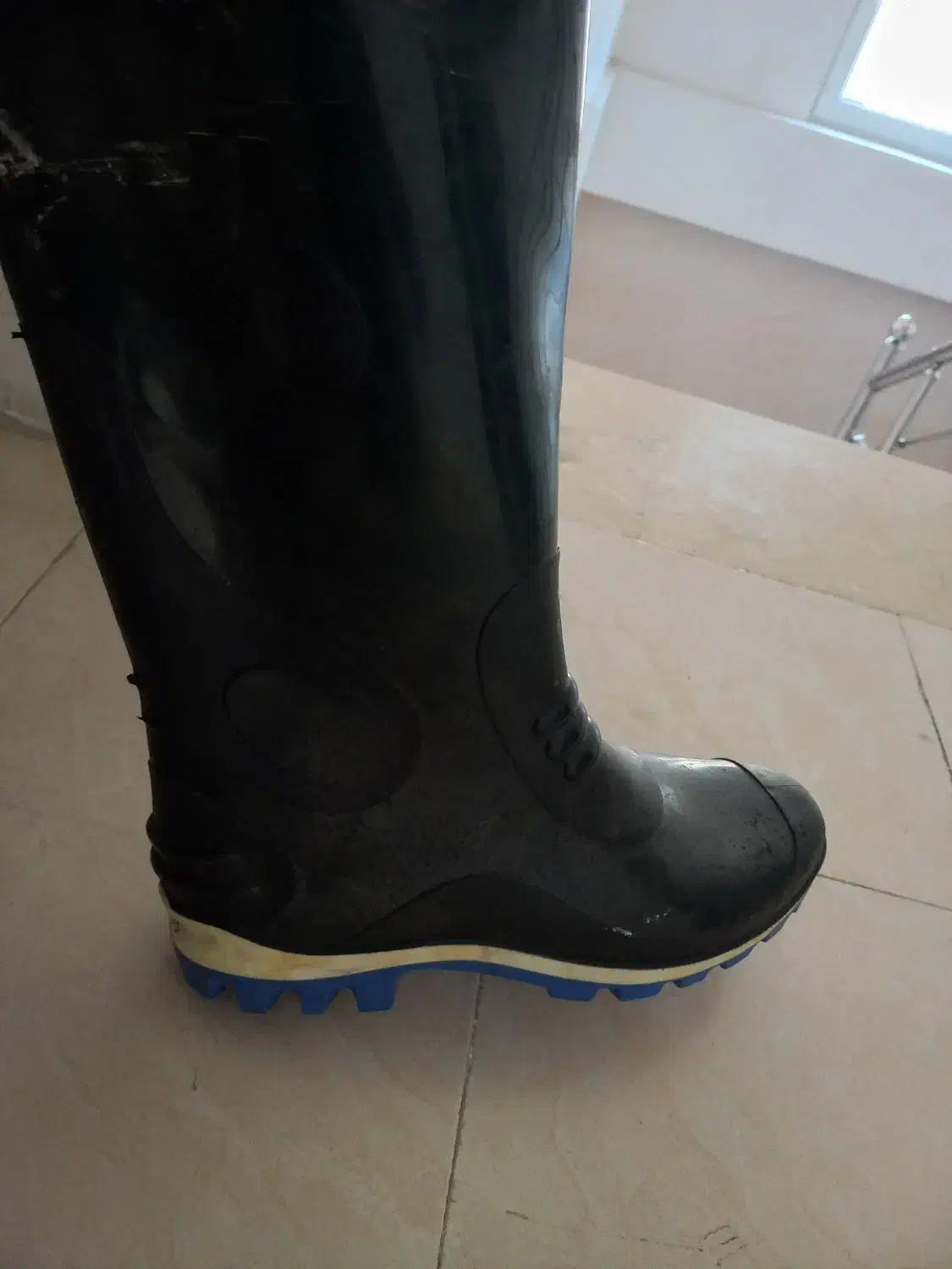 چکمه|کیف، کفش، کمربند|رشت, چمارسرا|دیوار