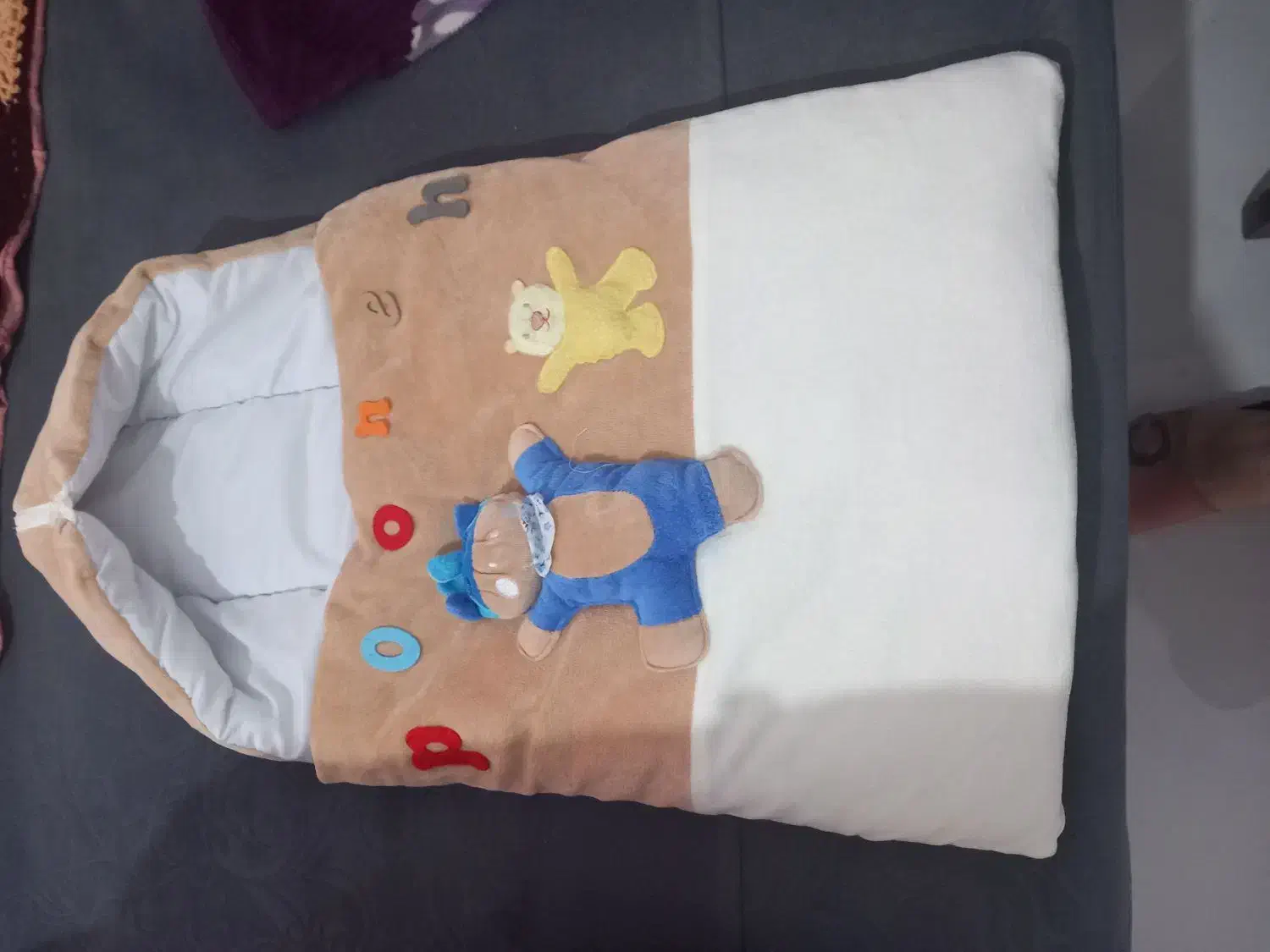 قنداق فرنگی|کفش و لباس بچه|صدرا-فارس, فاز ۱|دیوار