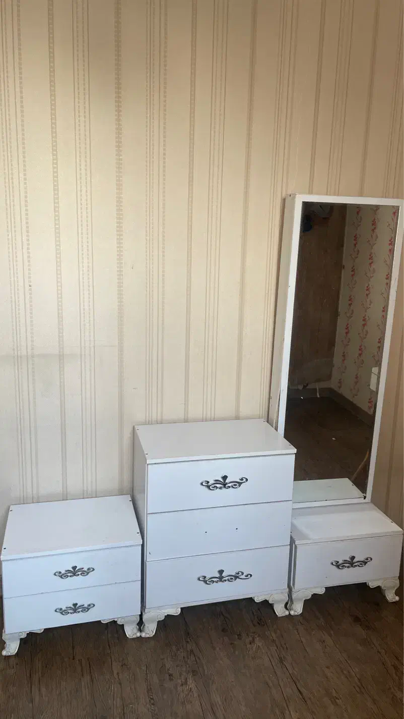 میز ارایشی با ایینه قدی و فایل پاتختی همه باهم|تخت و سرویس خواب|شیراز, کوی وحدت|دیوار