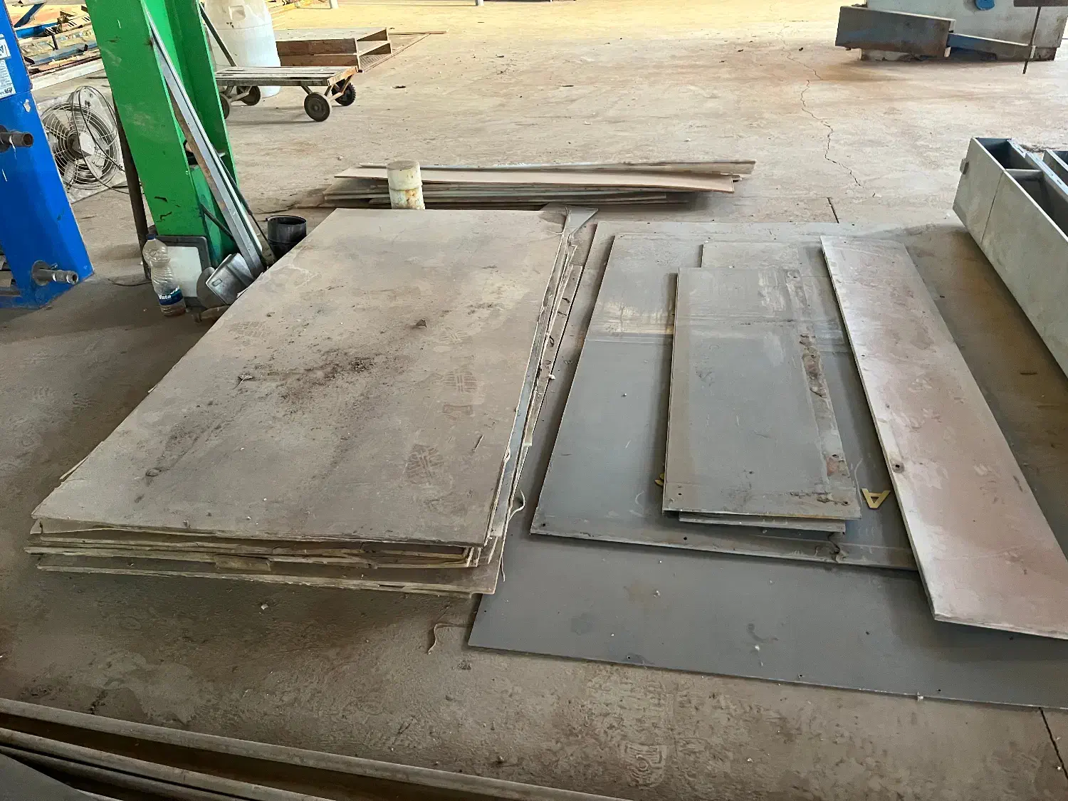 فروش مقداری ورق پلی اتیلن و ورق پی وی سی|مصالح و تجهیزات ساختمان|نمین, |دیوار