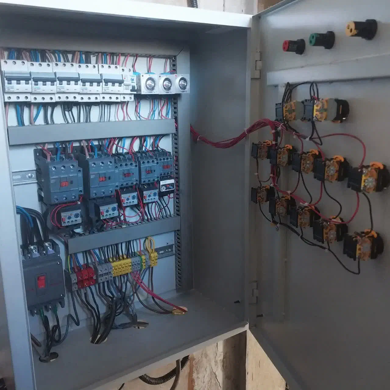 برقکار صنعتی ، برقکاری ، سیم پیچی ، تابلو برق|خدمات پیشه و مهارت|همدان, |دیوار