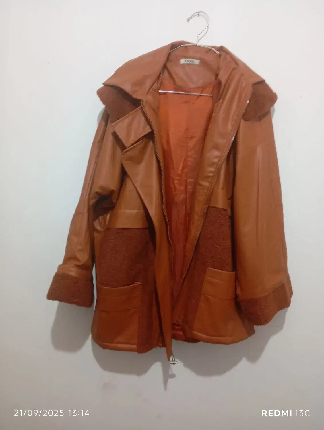 پالتو چرم|لباس|خوی, |دیوار