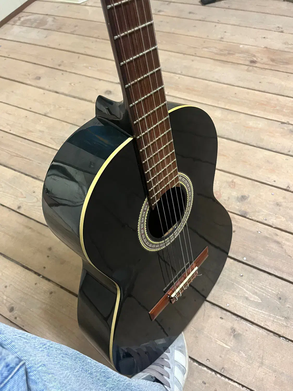 گیتار مشکی پرینس|گیتار، بیس، امپلیفایر|آستانه اشرفیه, |دیوار