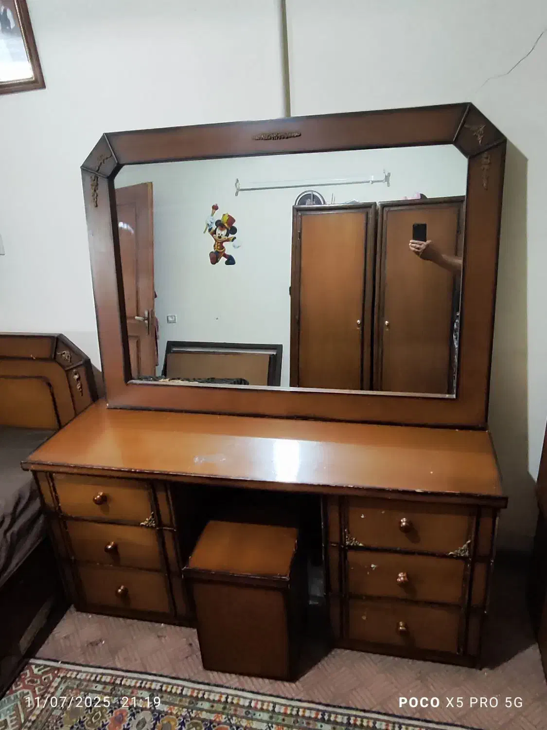 میز آرایش چوبی بسیار تمیز و سالم|مبلمان خانگی و میز عسلی|اصفهان, باغ فدک|دیوار