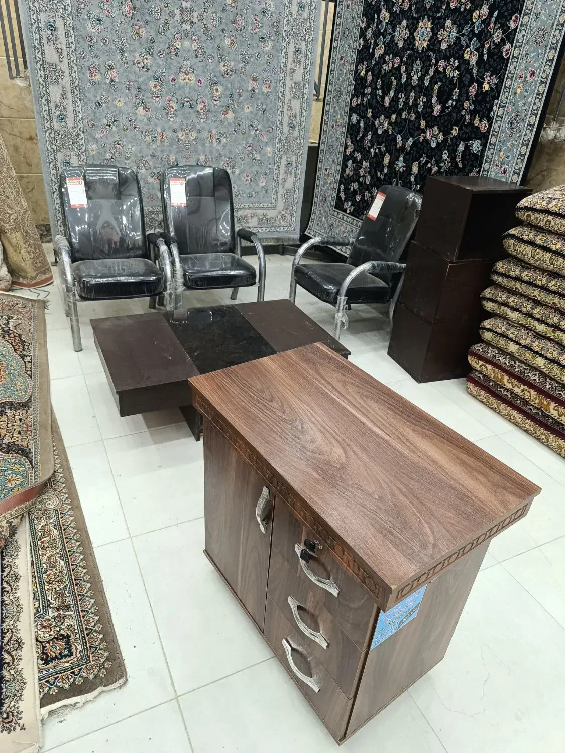تعدادی میز و صندلی عسلی|مبلمان اداری|سنندج, |دیوار