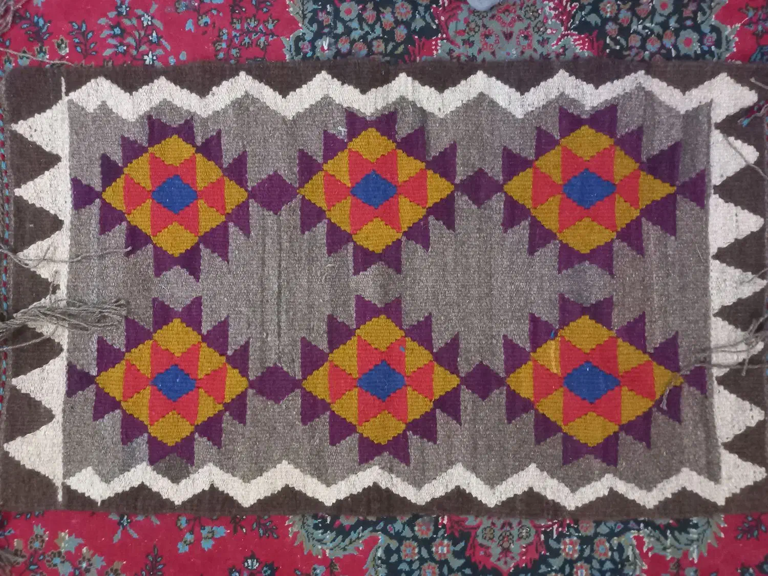 پادری و گلیم بزرگ دست بافت|پادری|اردکان, |دیوار