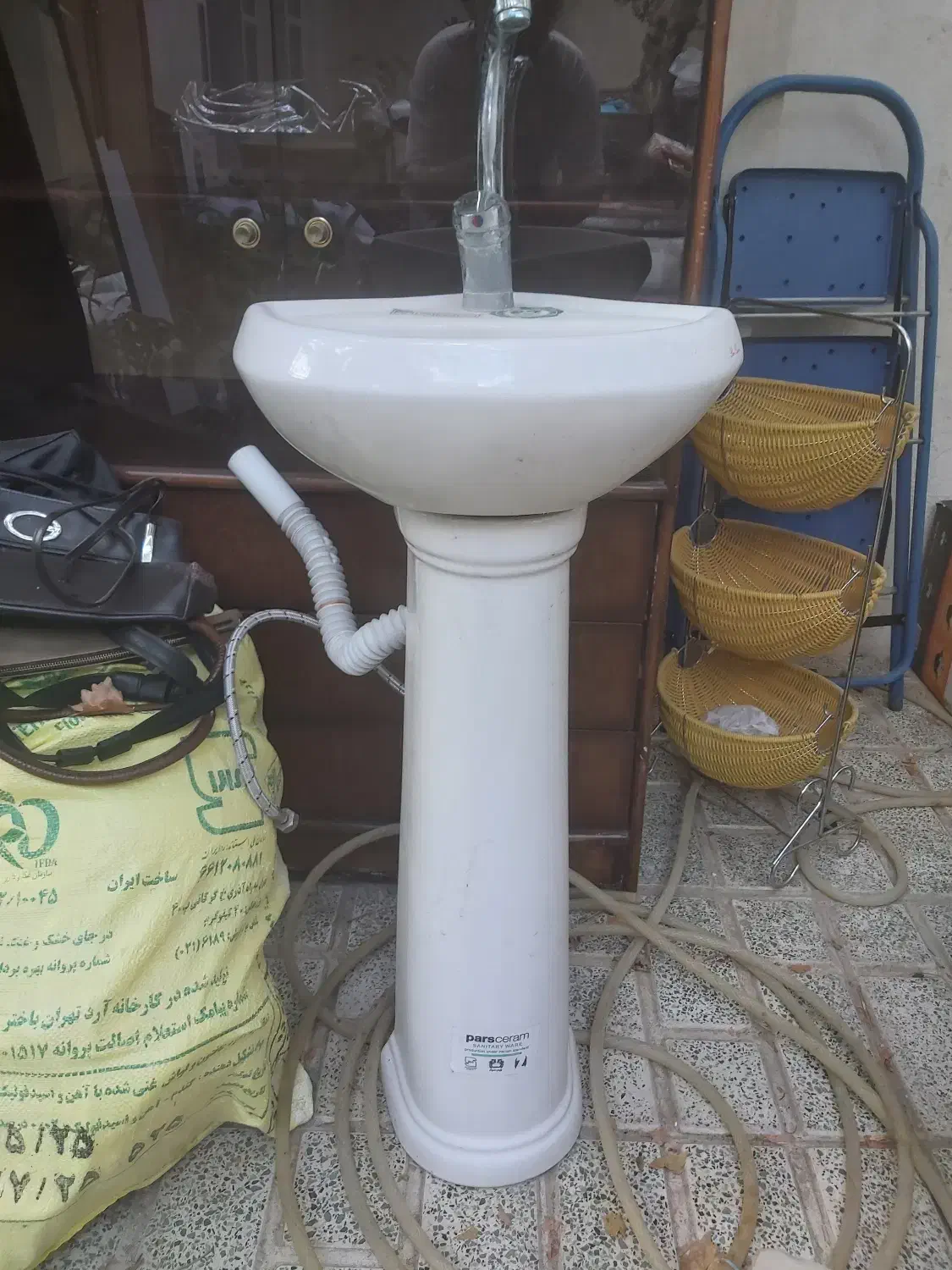 روشور سه گوش همراه شیر اب واتصالات کامل درحدنو|لوازم سرویس بهداشتی|بروجرد, |دیوار