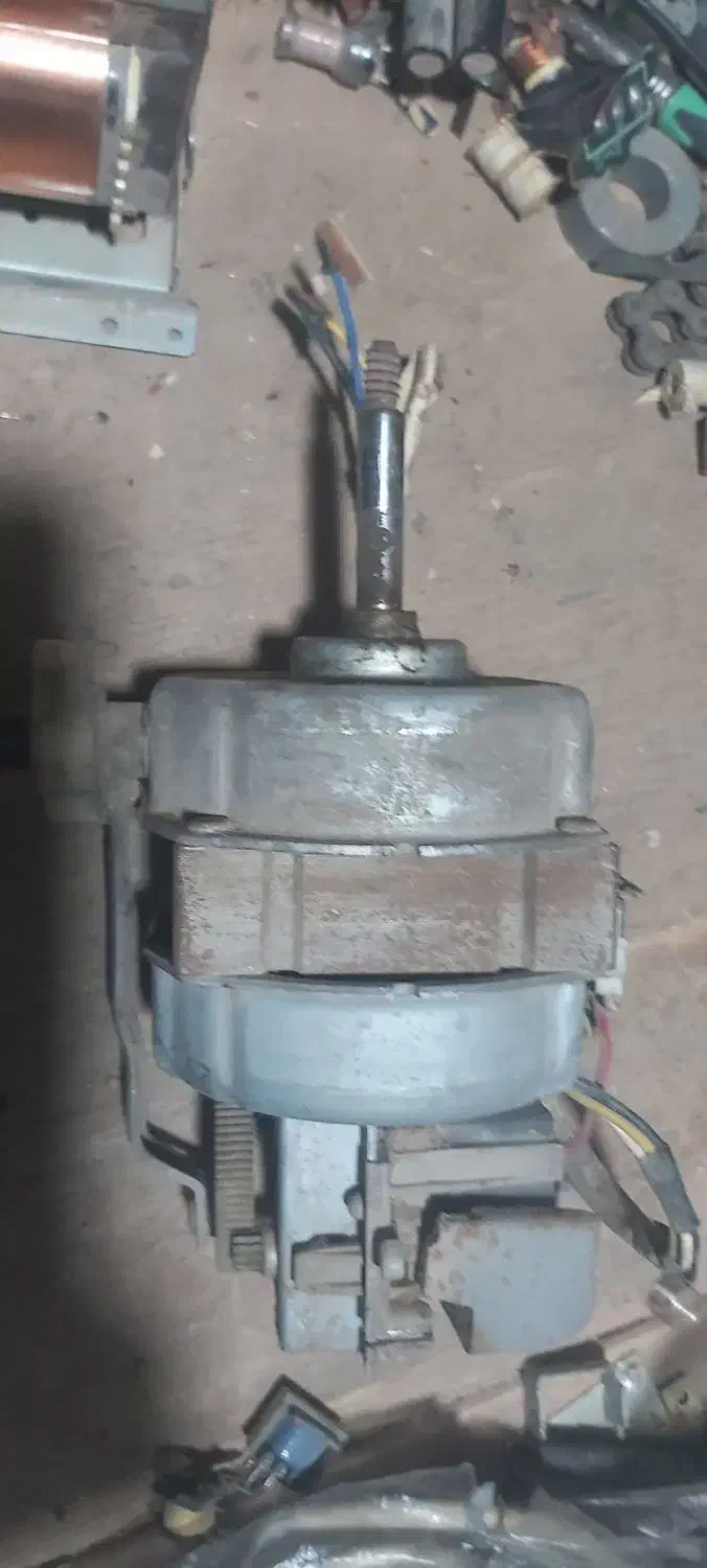 موتور پنکه قدیمی|پنکه و تصفیه‌کنندهٔ هوا|شیراز, گل سرخ|دیوار