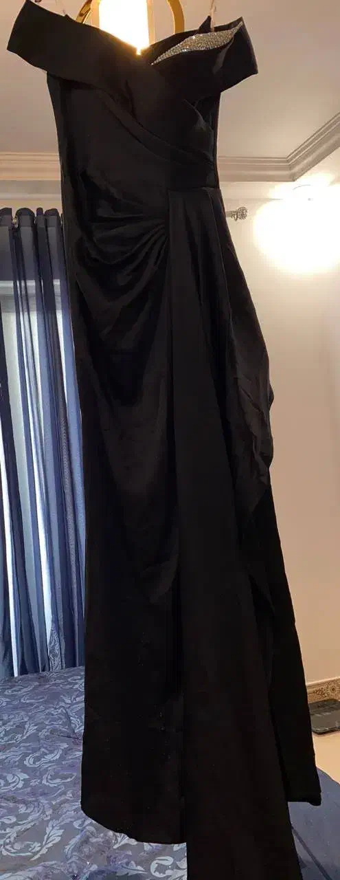 لباس مجلسی است نقره‌ای و مشکی در حد آک نو نو|لباس|رامسر, |دیوار