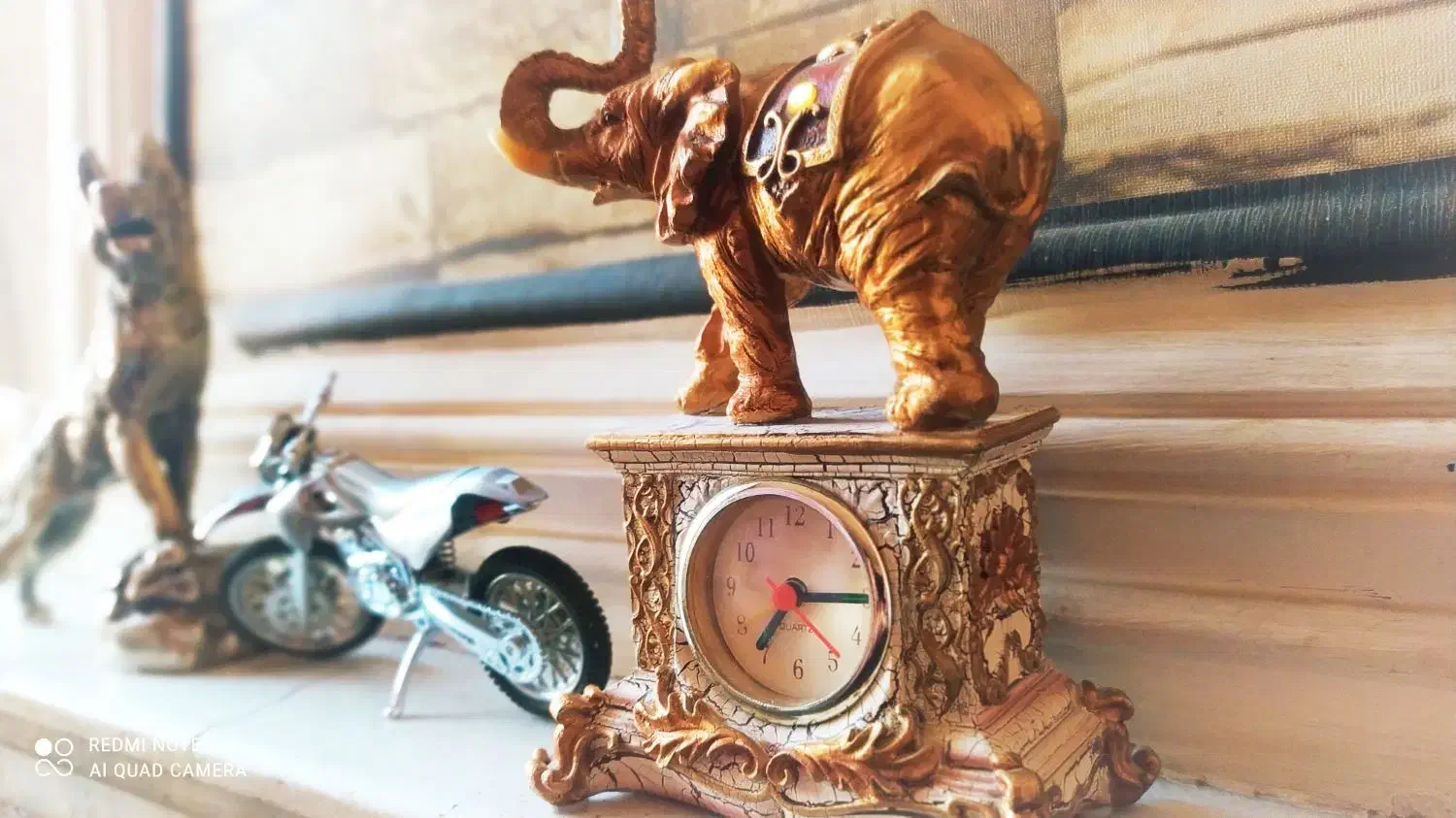 مجسمه گرگ و سنجاقک برنجی|مجسمه، تندیس، ماکت|مشهد, شهرک رازی (شهرک غرب)|دیوار