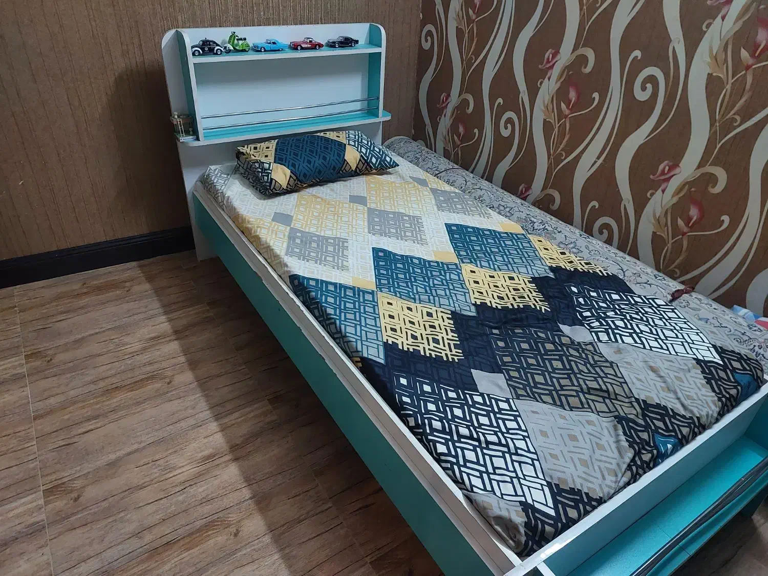 تخت نوجوان با تشک|تخت و سرویس خواب|اصفهان, سرچشمه|دیوار