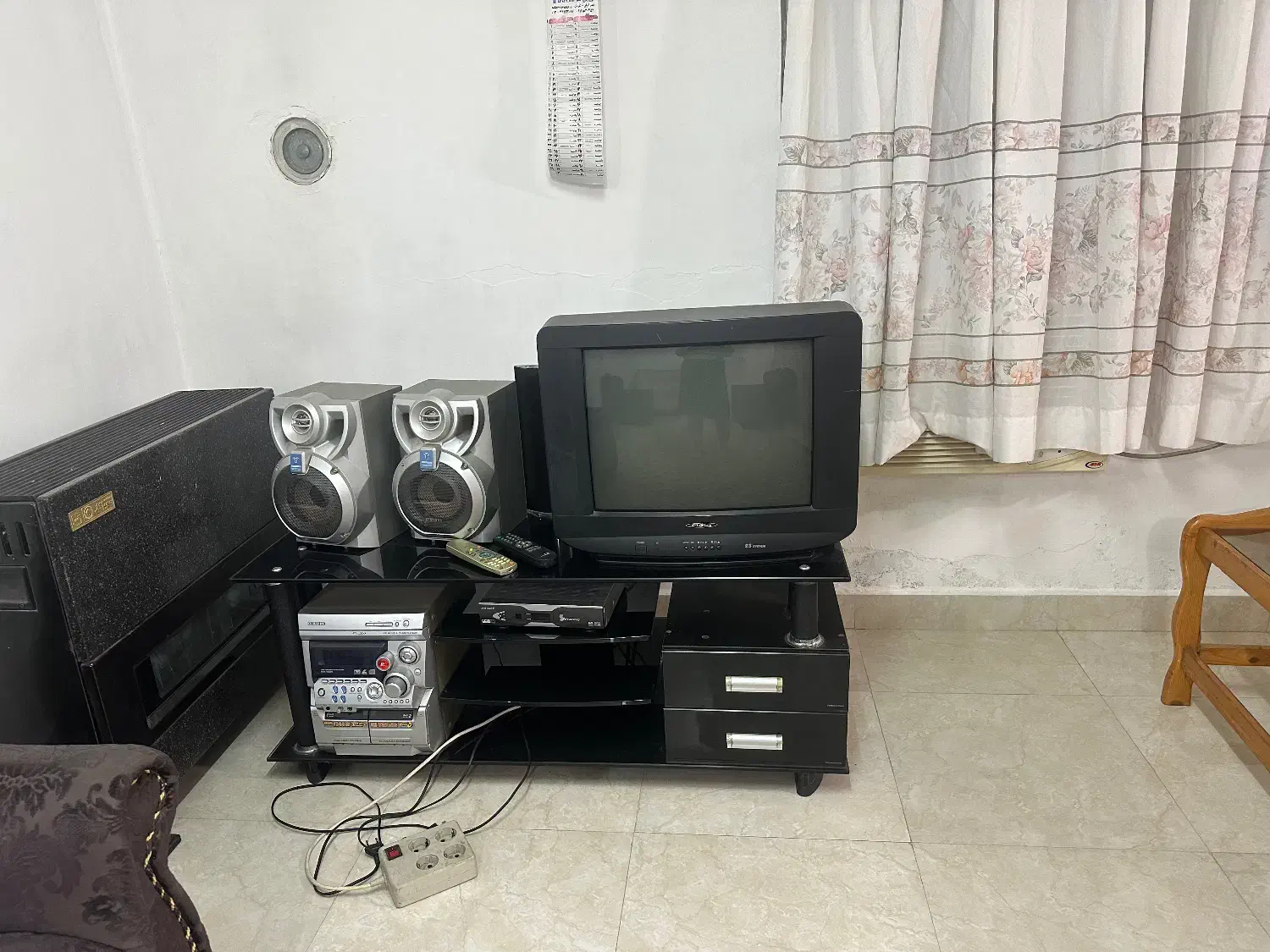 تلویزیون و میز تی وی تلویزیون ۲۱ اینچ|تلویزیون و پروژکتور|بندر انزلی, معلم|دیوار