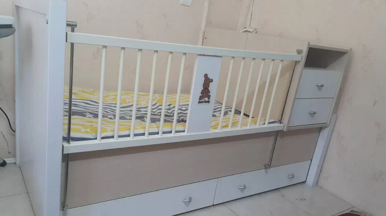 تخت نوزاد|تخت و صندلی بچه|مشهد, سرافرازان|دیوار