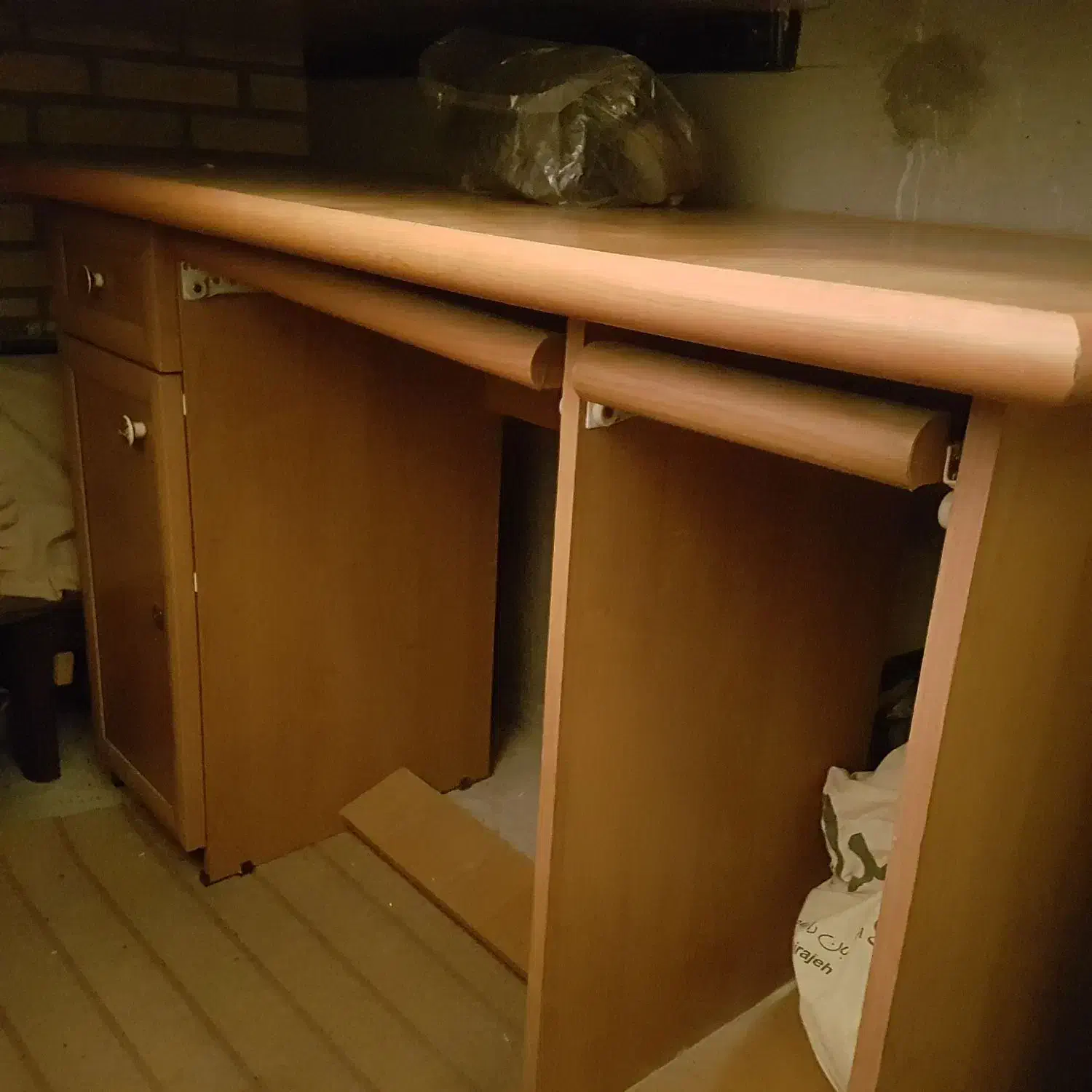 میز تحریر و کامپیوتر|میز تحریر و کامپیوتر|اراک, |دیوار