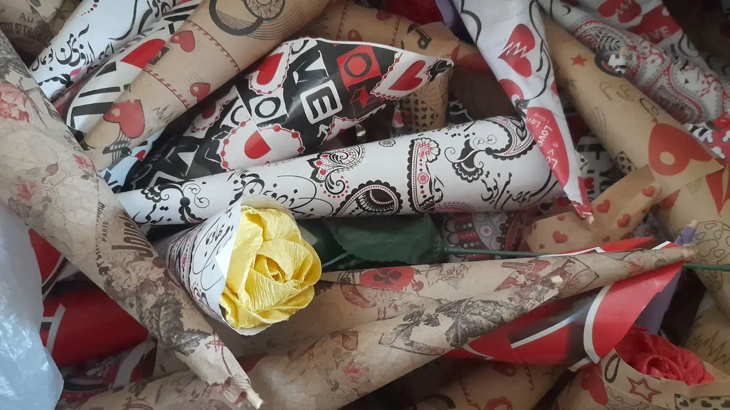 شاخه گل کاغذی|گل مصنوعی|بروجرد, |دیوار