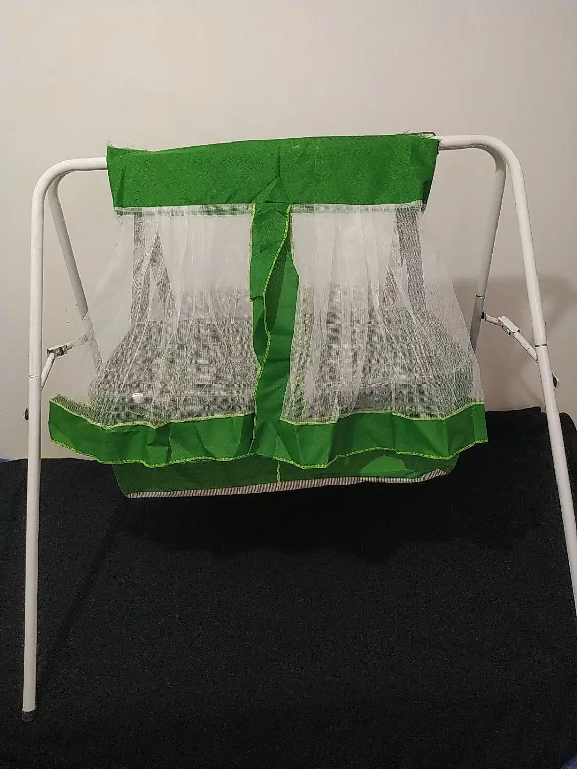 گهواره کودک پشه بند دار|تخت و صندلی بچه|تربت‌حیدریه, کوی شهید احمدزاده ملکی|دیوار