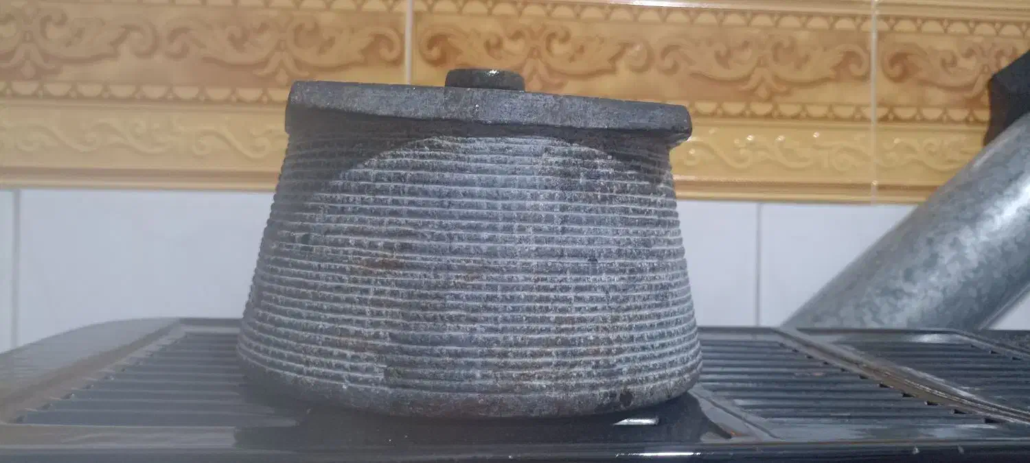 قابلمه سنگی قدیمی|ظروف پخت‌وپز|بجنورد, |دیوار