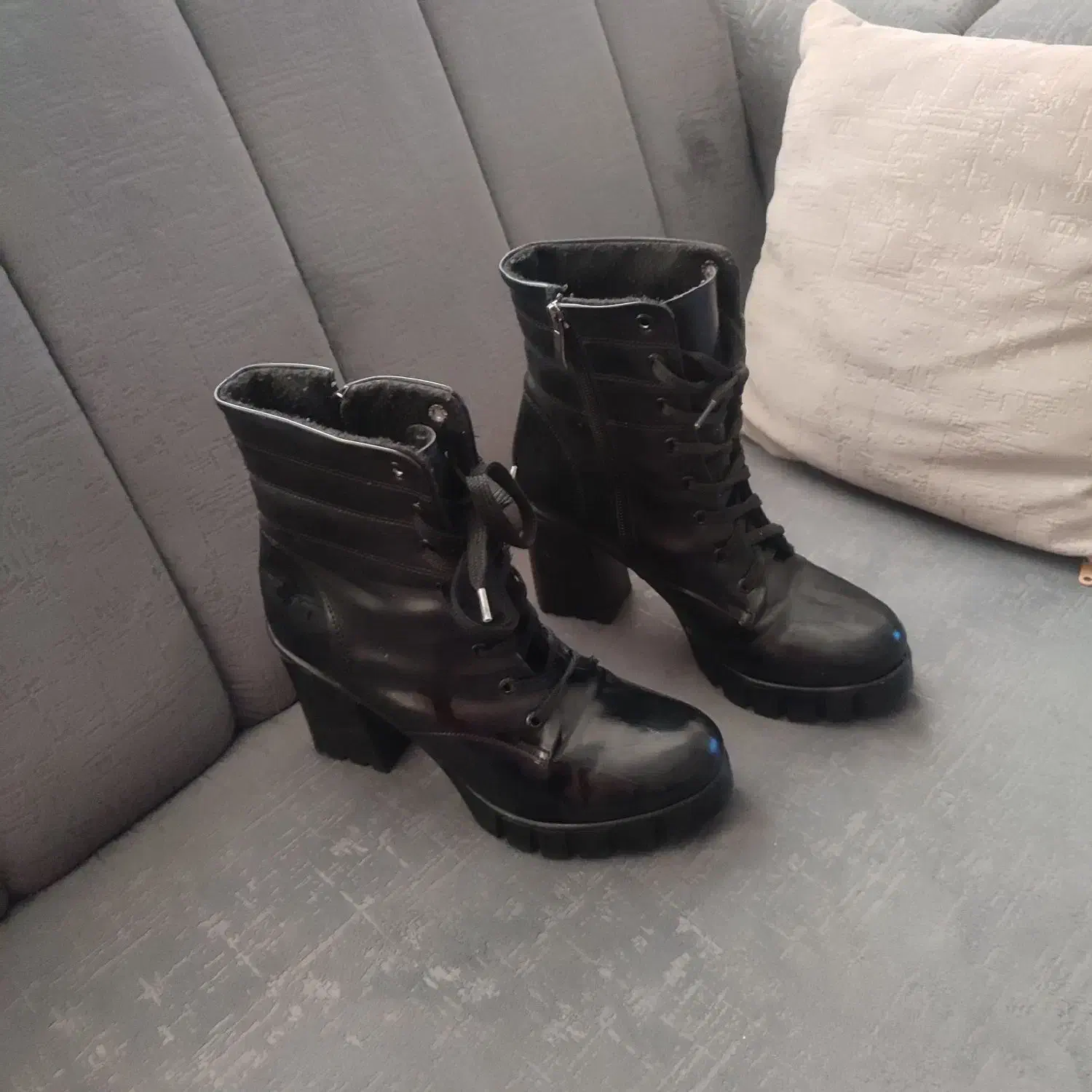 پوتین|کیف، کفش، کمربند|میانه, |دیوار