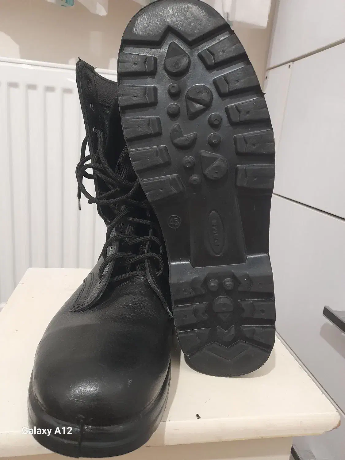 پوتین سربازی|کیف، کفش، کمربند|میانه, |دیوار