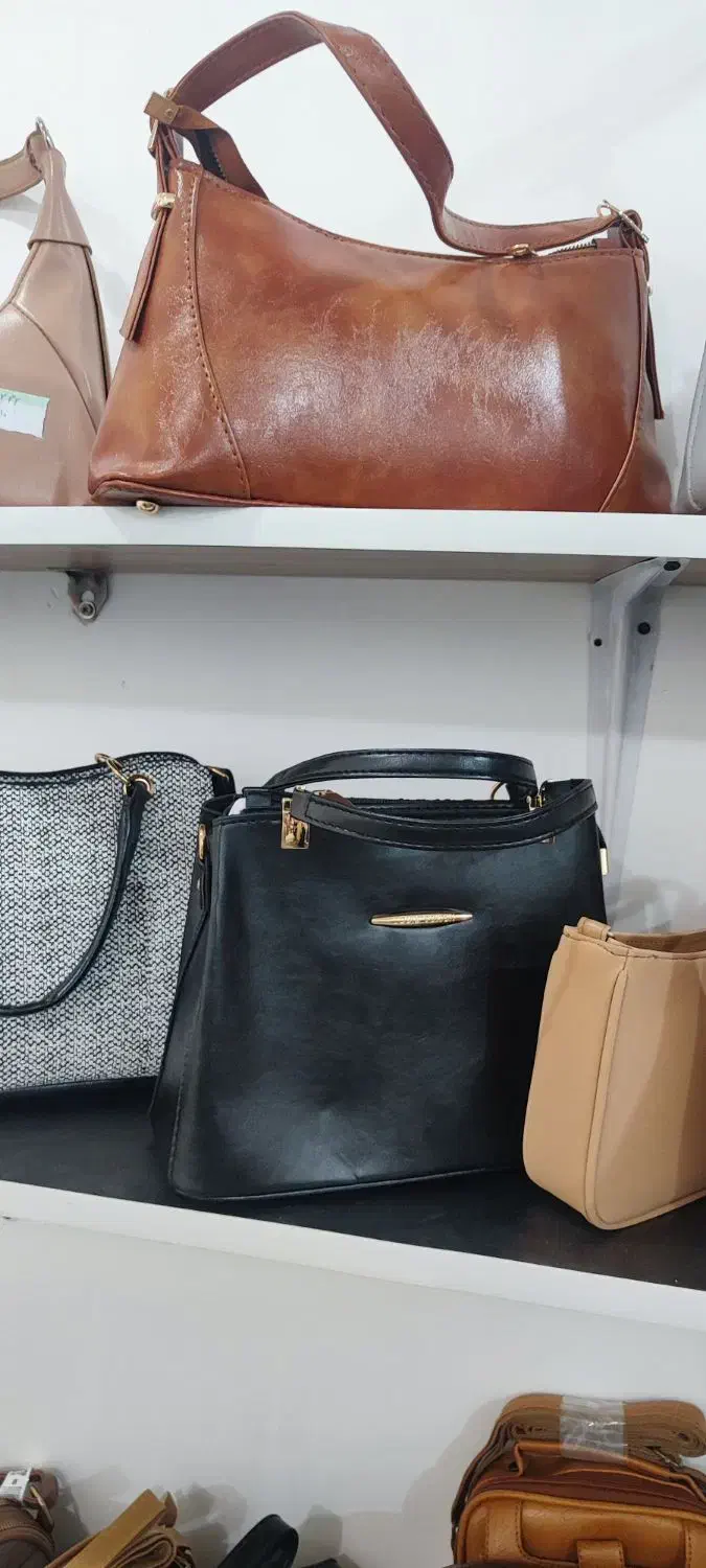 کیف|کیف، کفش، کمربند|بندر دیر, |دیوار