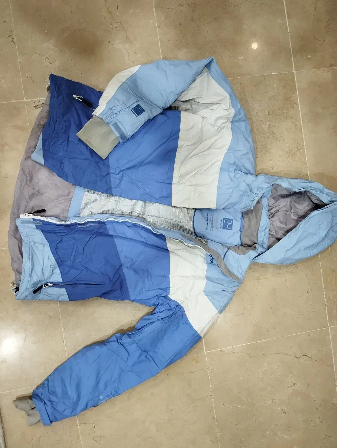 تعداد زیادی کاپشن و بارانی خارجی|لباس|تهران, ائمه اطهار|دیوار