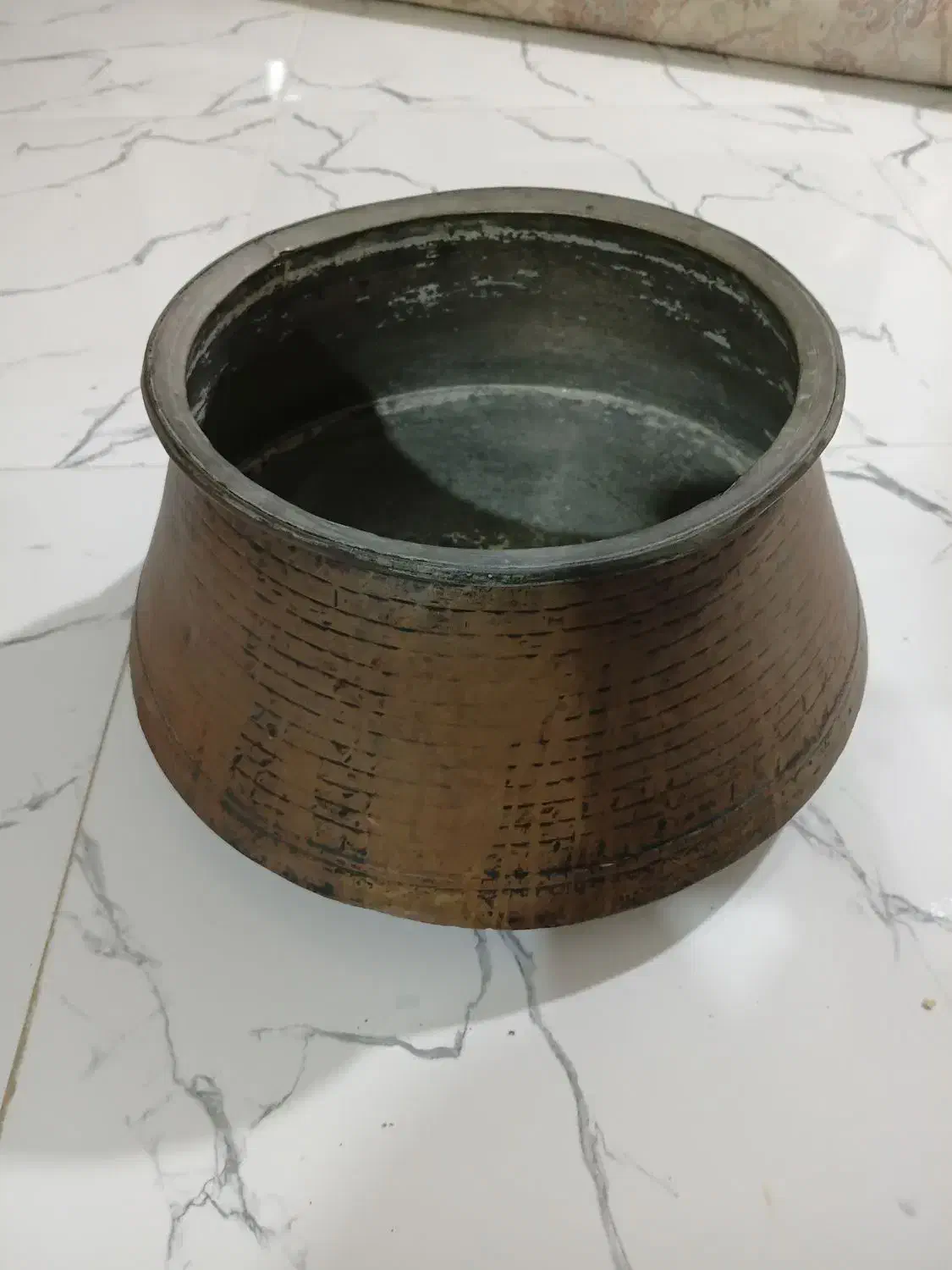 دیگ مسی قدیمی|کلکسیون اشیاء عتیقه|ساوه, |دیوار