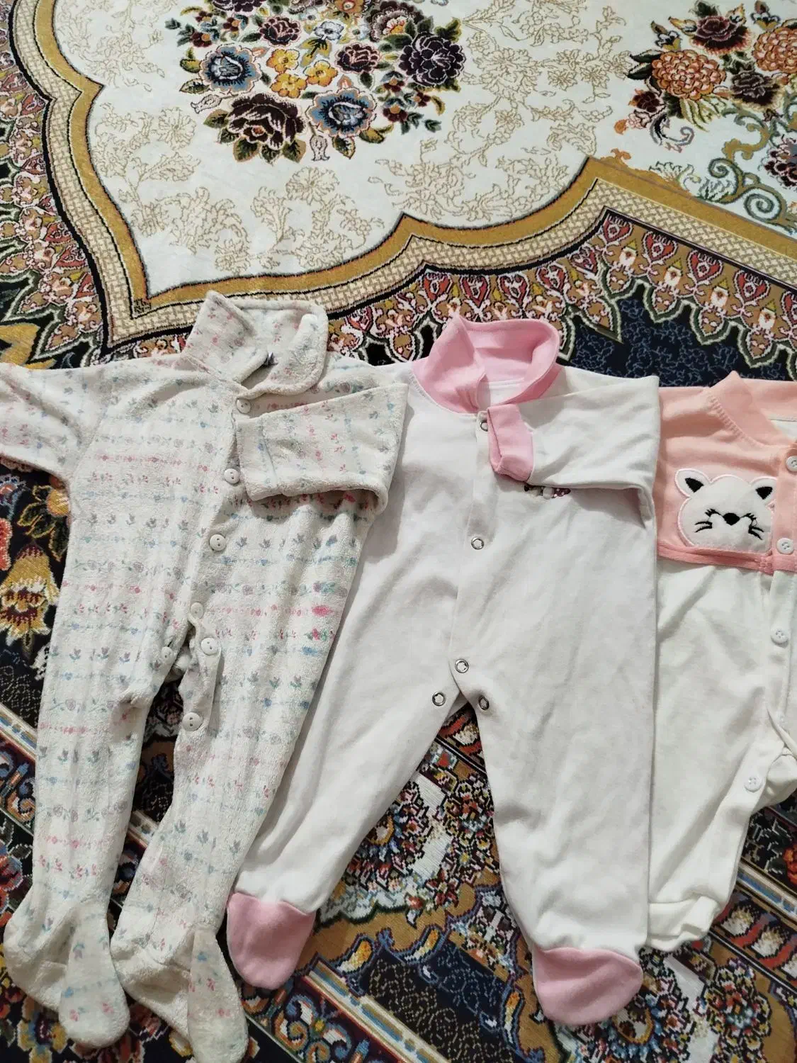 یه خورده لباس نوزادی|کفش و لباس بچه|بم, |دیوار