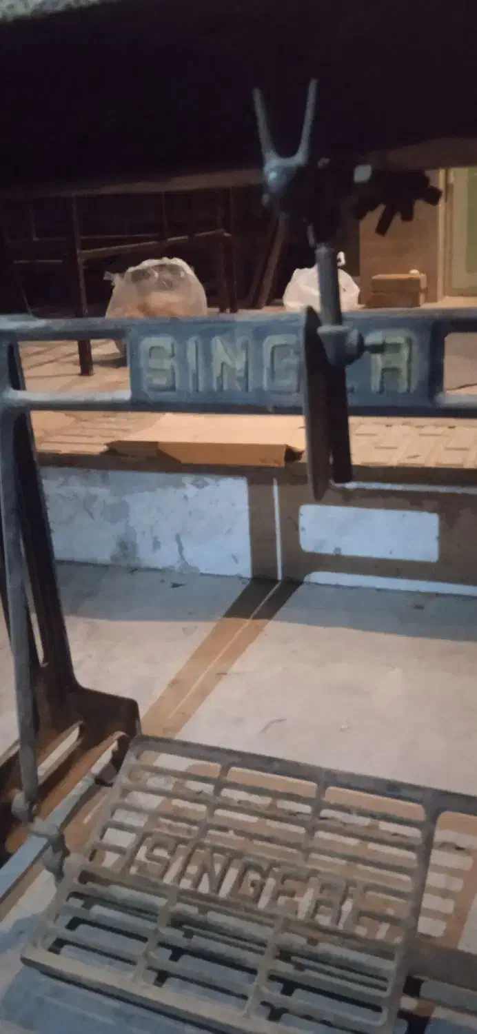 چرخ خیاطی پایه دار سینگر عتیقه قدیمی|چرخ خیاطی و ریسندگی|نهاوند, |دیوار