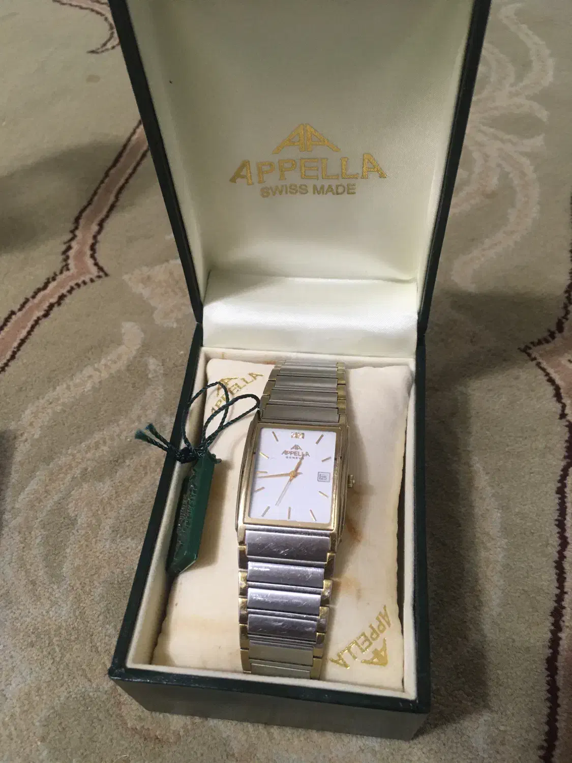 ساعت اپلا سوسیسی|ساعت|اهواز, زردشت|دیوار