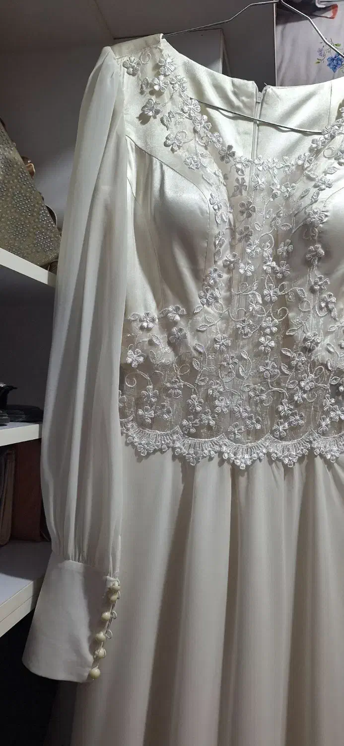 لباس  سفید فرمالیته|لباس|برخوار, |دیوار