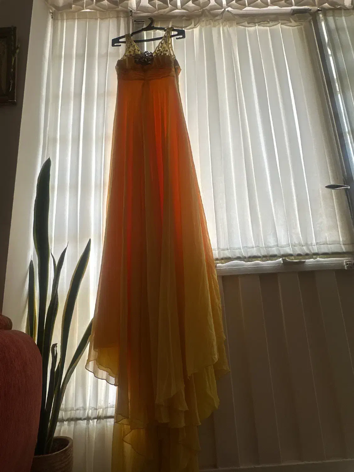 لباس مجلسی بلند زرد، در حد معمولی|لباس|قیروکارزین, |دیوار