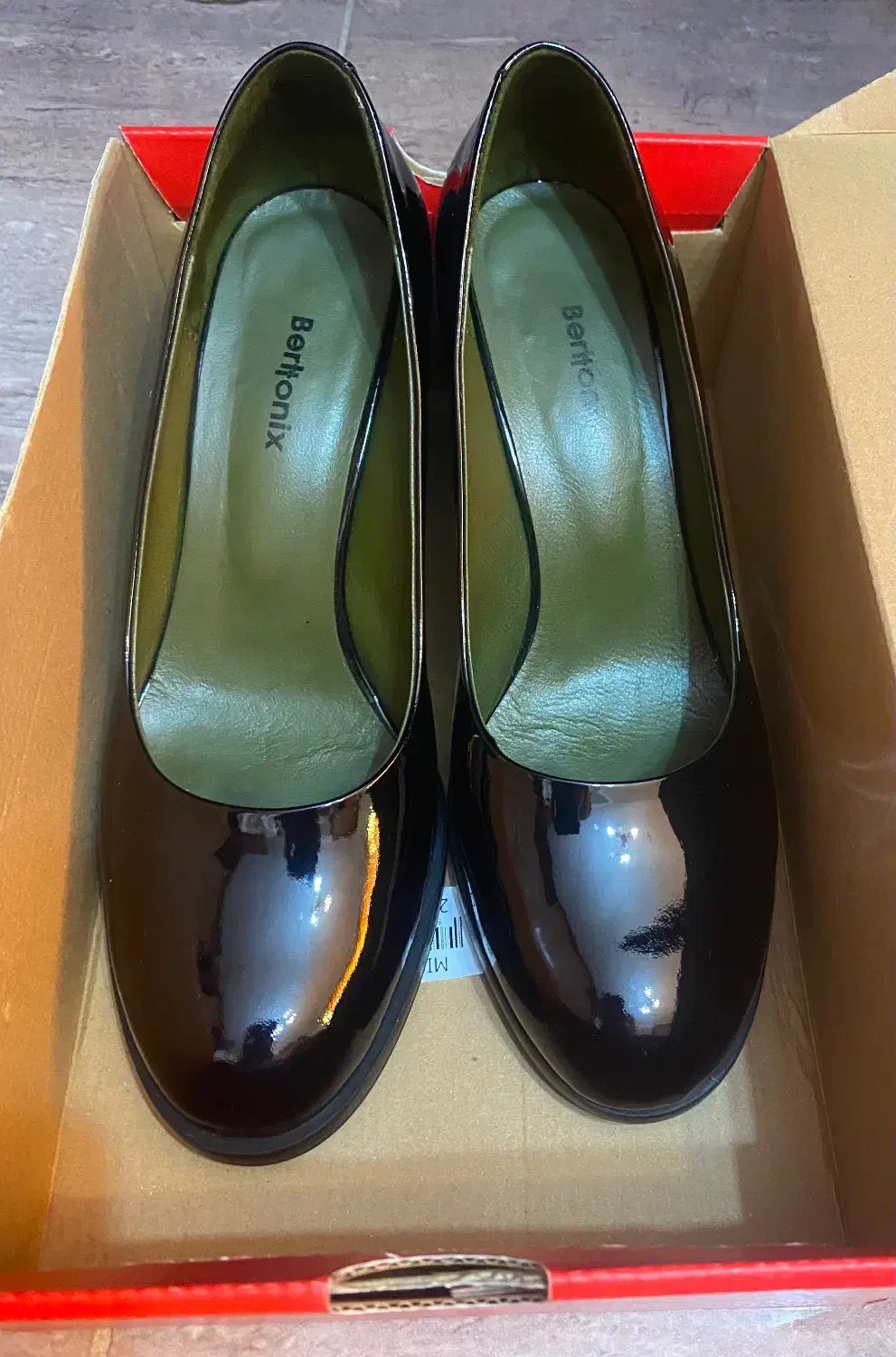 کفش پاشنه بلند|کیف، کفش، کمربند|رشت, معلم|دیوار