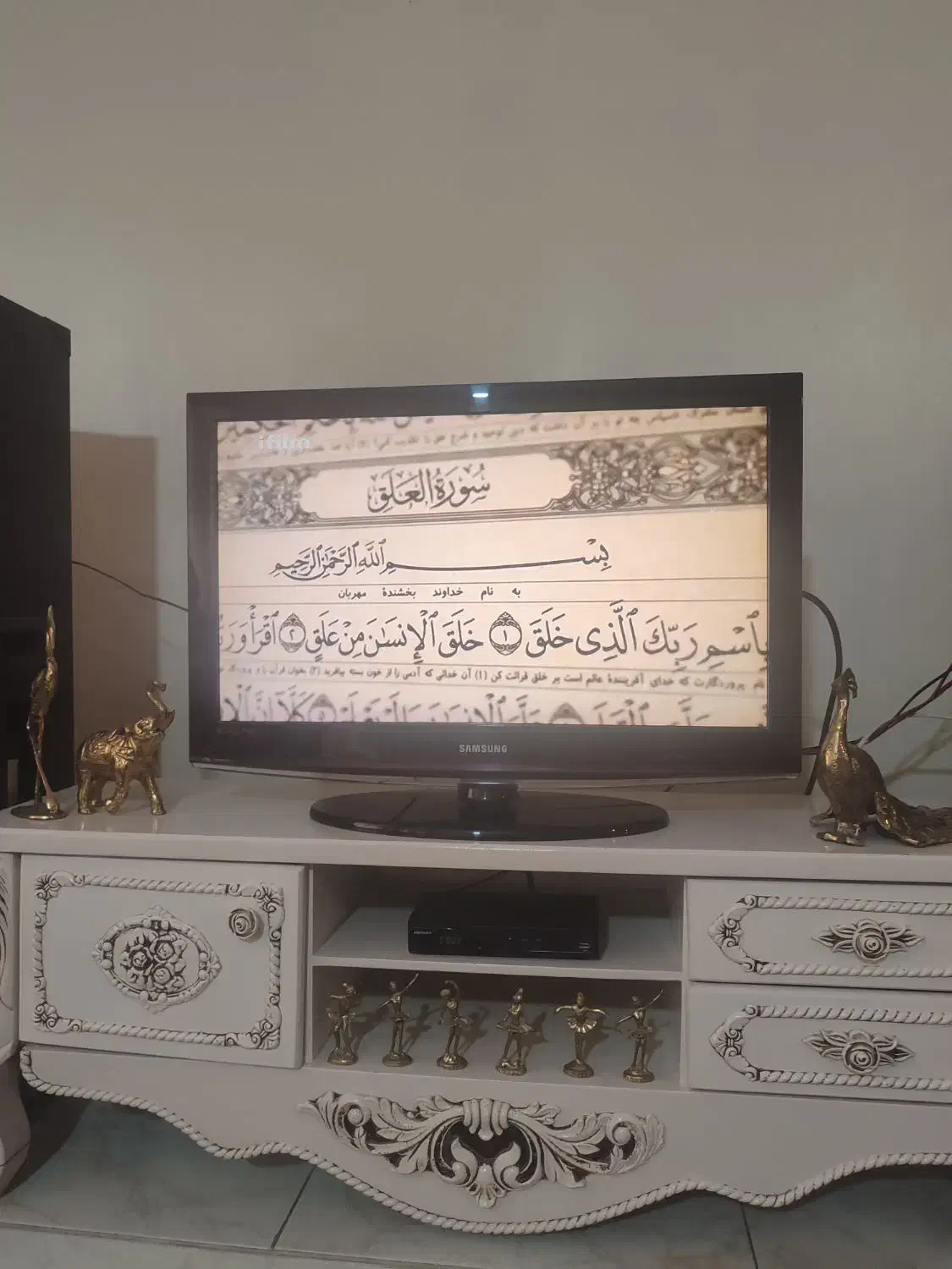 تلوزیون ۳۲ سامسونگ همراه زیر تلوزیون|تلویزیون و پروژکتور|اردبیل, |دیوار