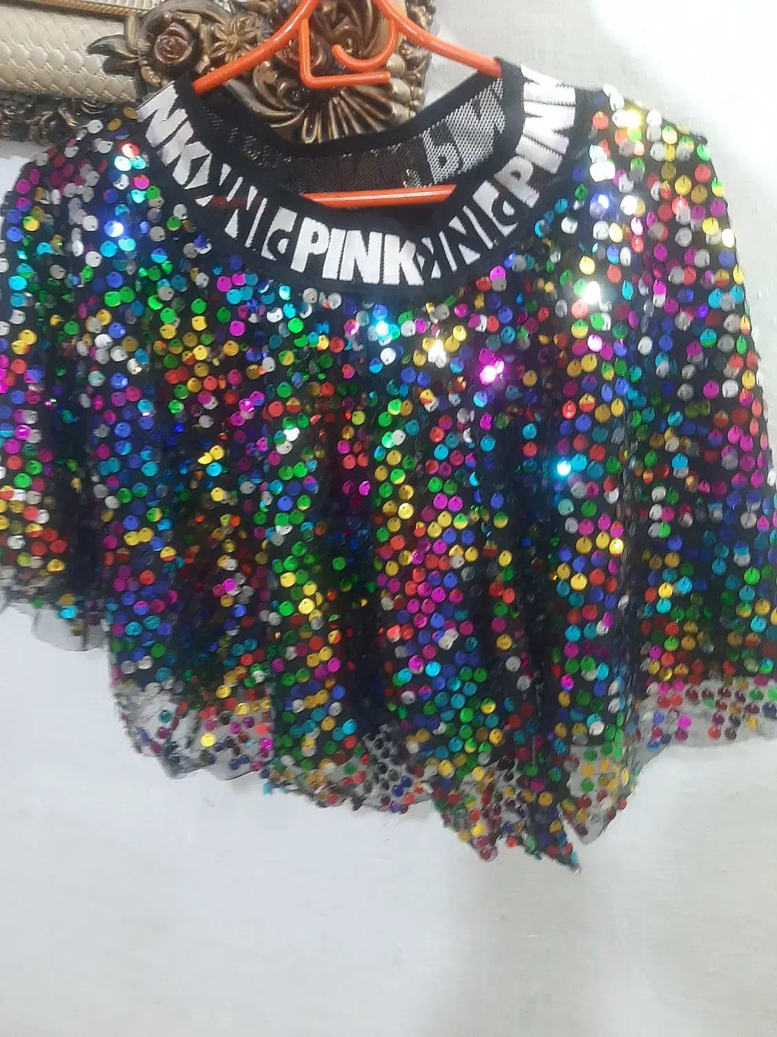 لباس و دامن مجلسی|لباس|صحنه, |دیوار