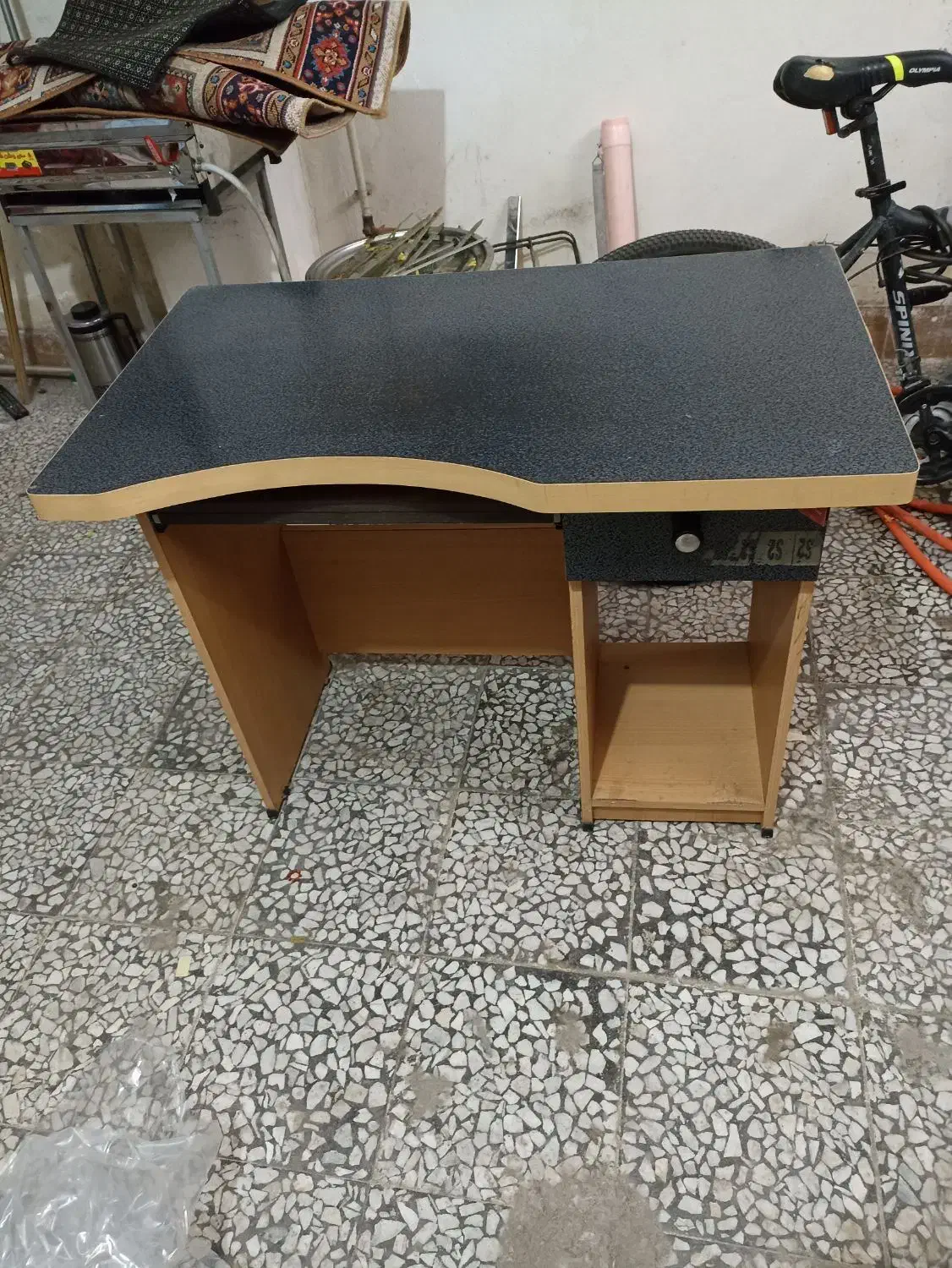 یک عدد میز سالم|میز تحریر و کامپیوتر|لنگرود, |دیوار