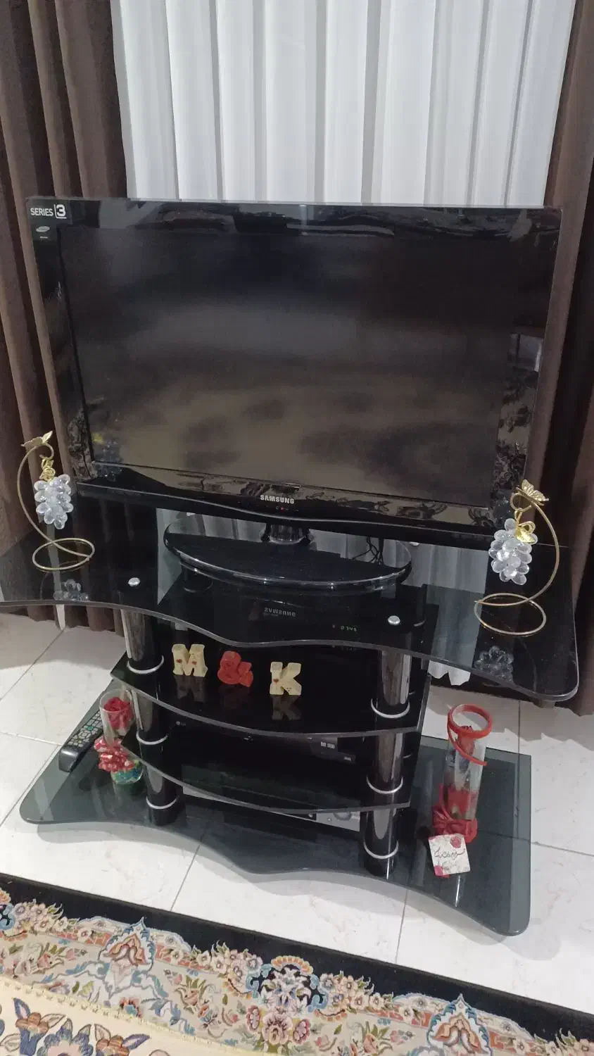 تلویزون ال سی دی ۳۲اینج سالم بهمراه میز شیشه ای|تلویزیون و پروژکتور|رودبنه, |دیوار