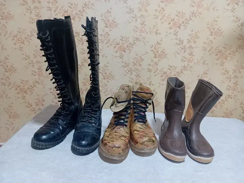 پوتین وچکمه|کیف، کفش، کمربند|رشت, نخودچر|دیوار