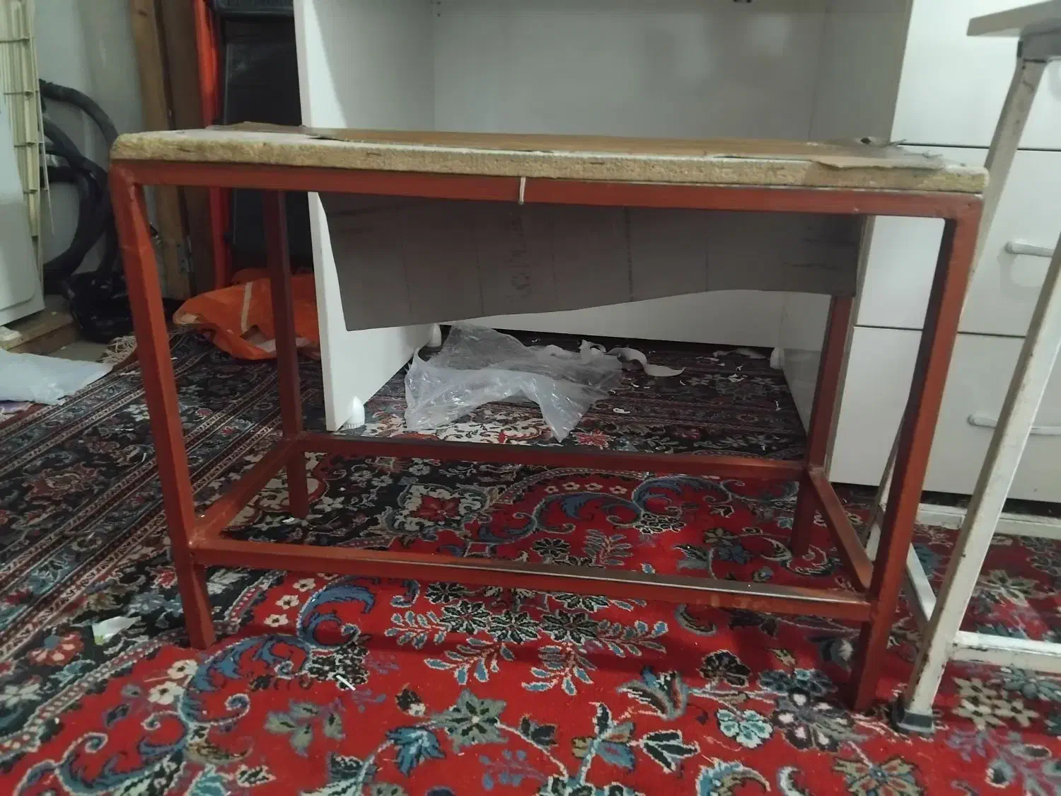 دو عدد صندلی و یک نیمکت|صندلی و نیمکت|کارون, |دیوار