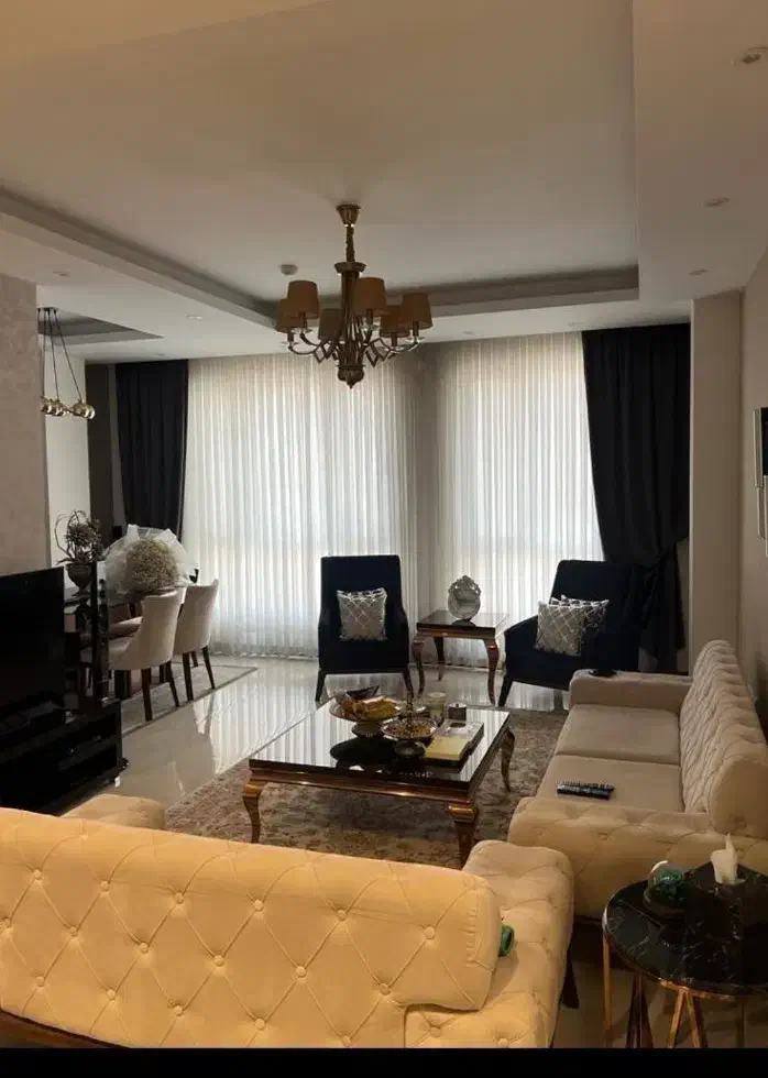 90 متر/ 1 ساله/ پذیرایی مربع سرتاسر پرده خور