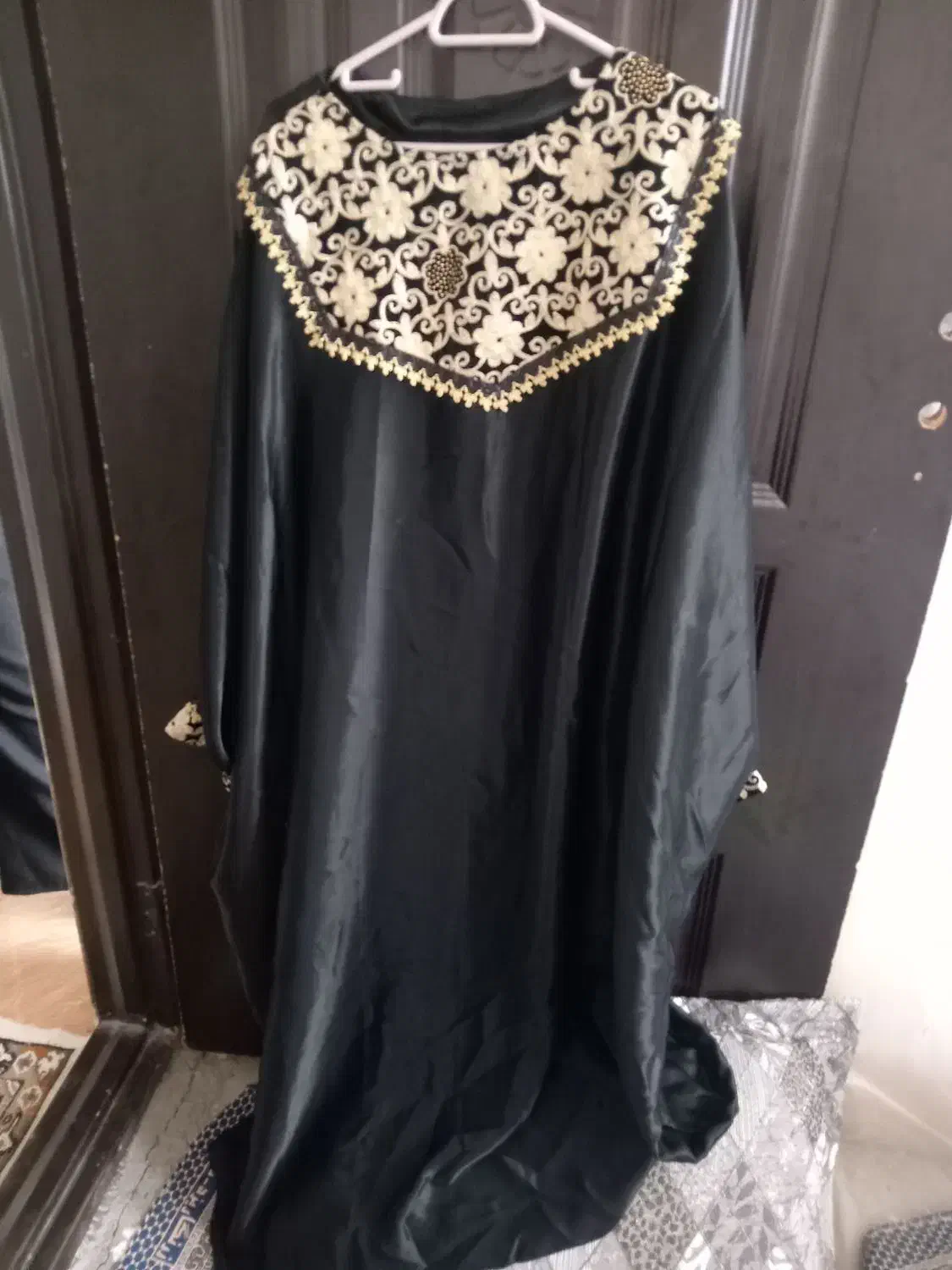 عبا نو نو|لباس|نیشابور, سرآب کوشک|دیوار